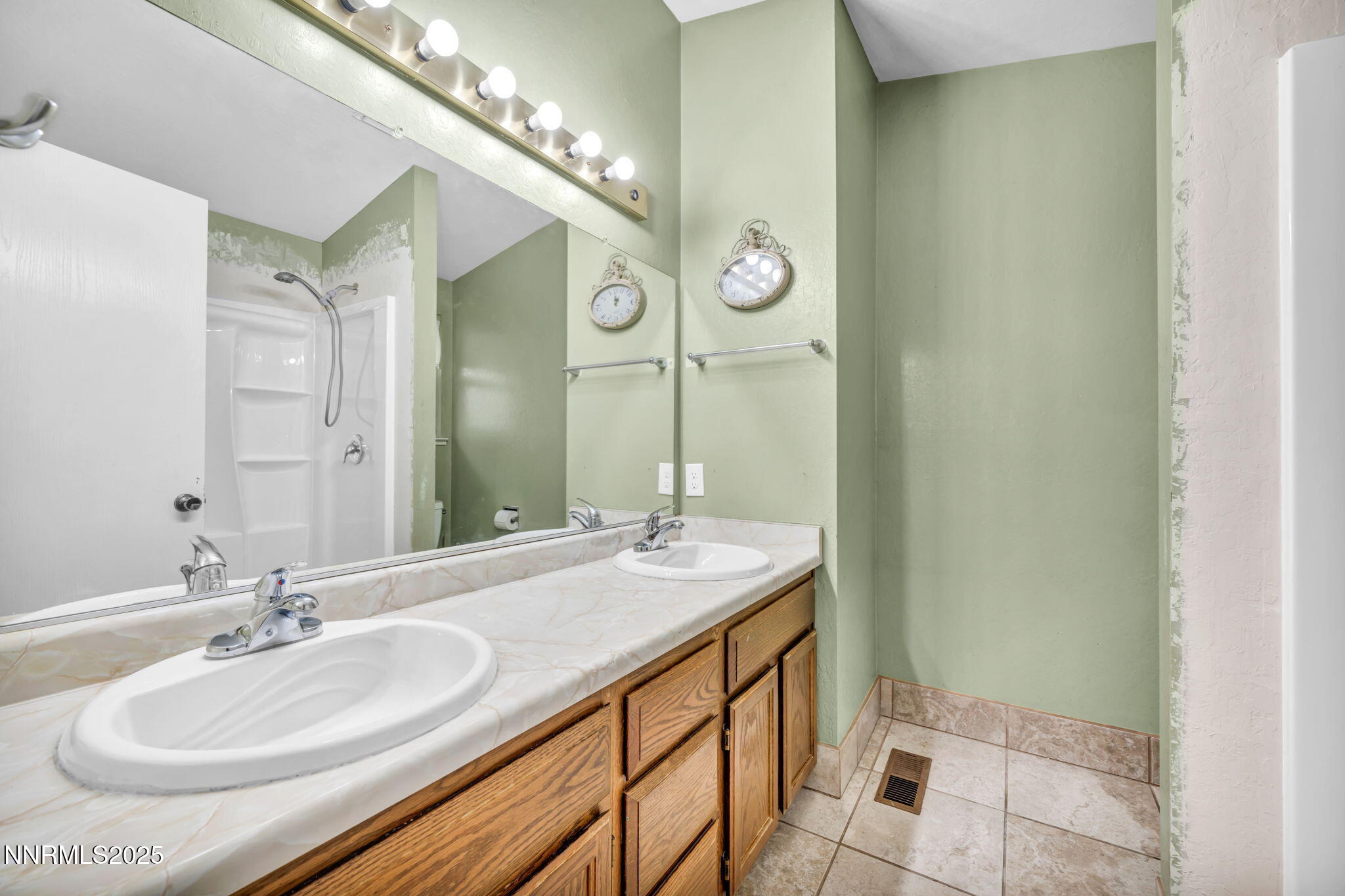 32-web-or-mls-1194-ambassador-dr