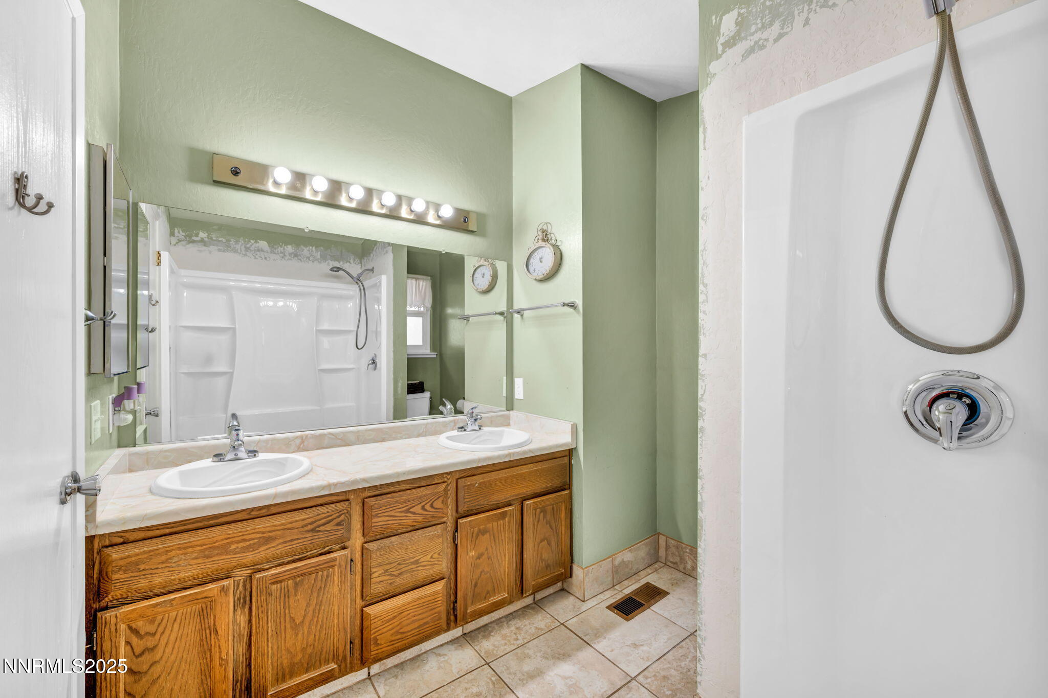 35-web-or-mls-1194-ambassador-dr