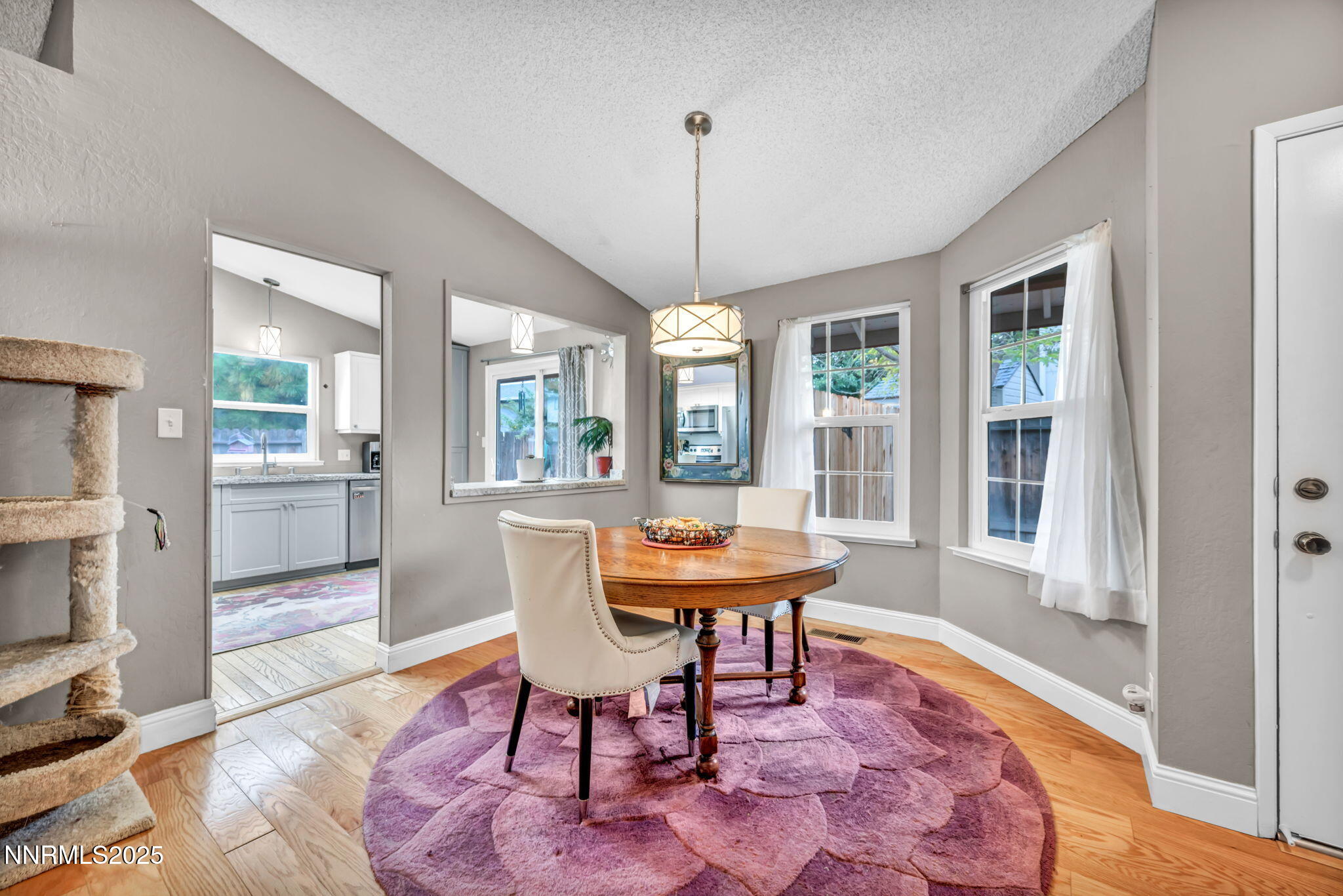 47-web-or-mls-1194-ambassador-dr