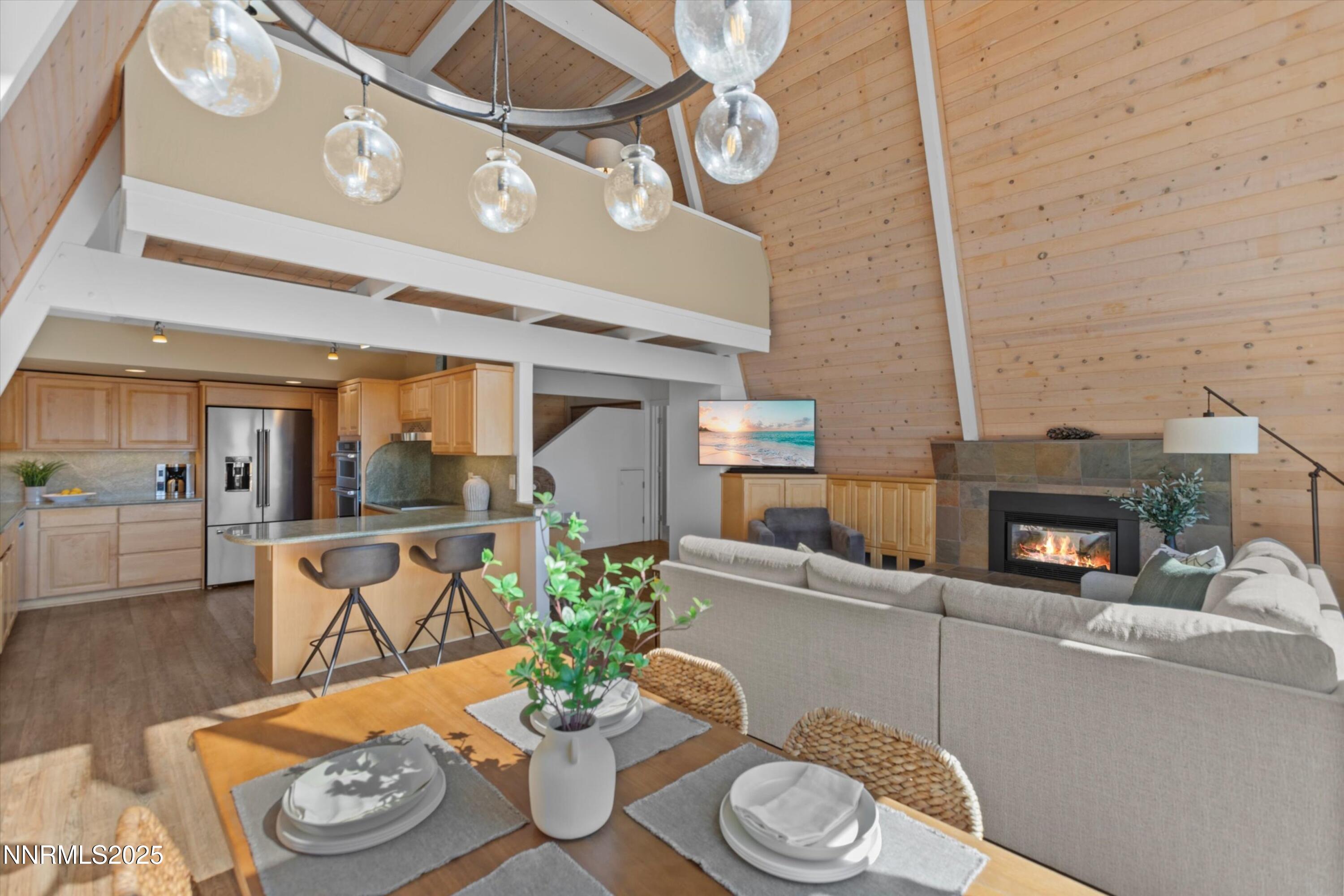 007_27-dining_living_604