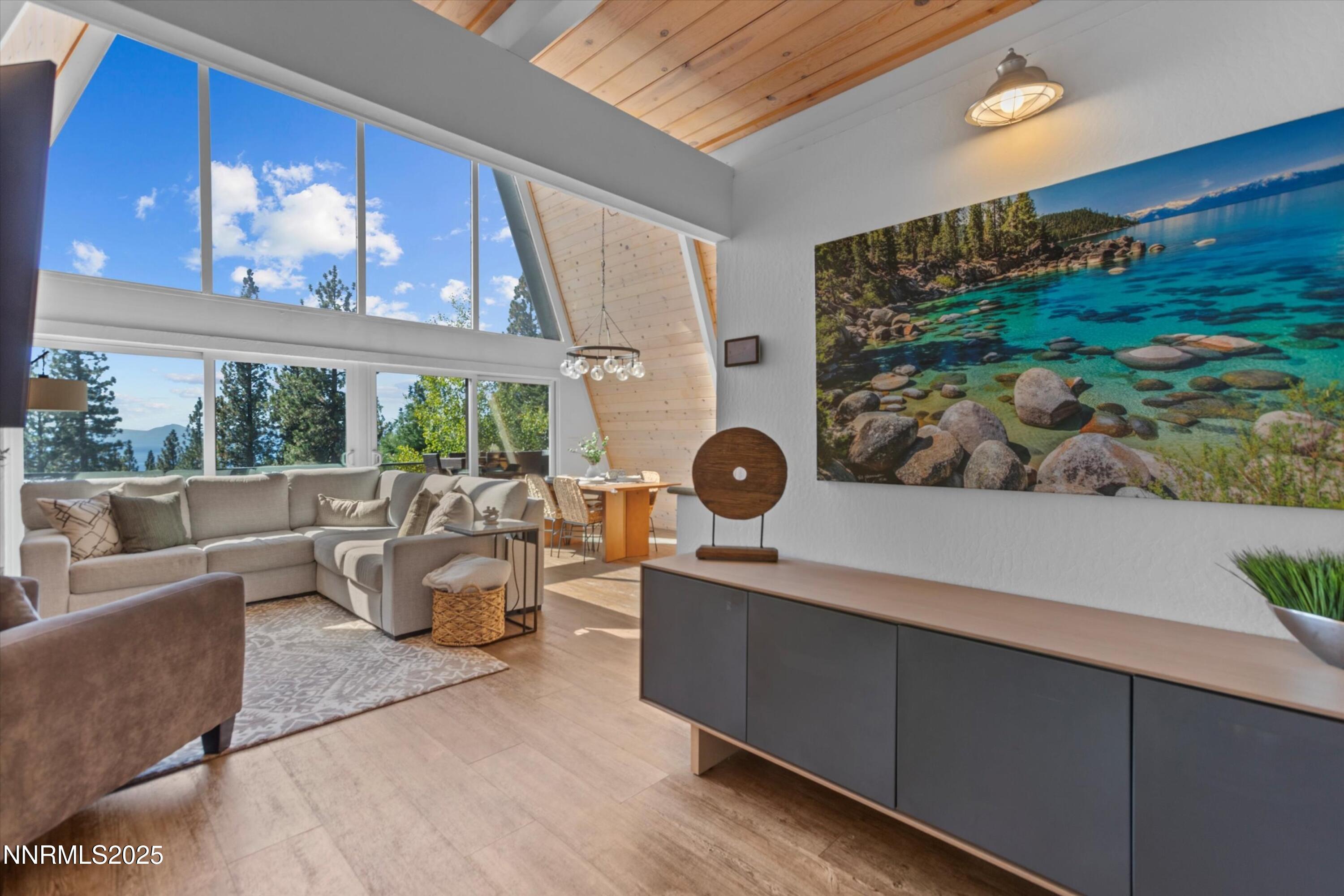 020_50-living_area_580