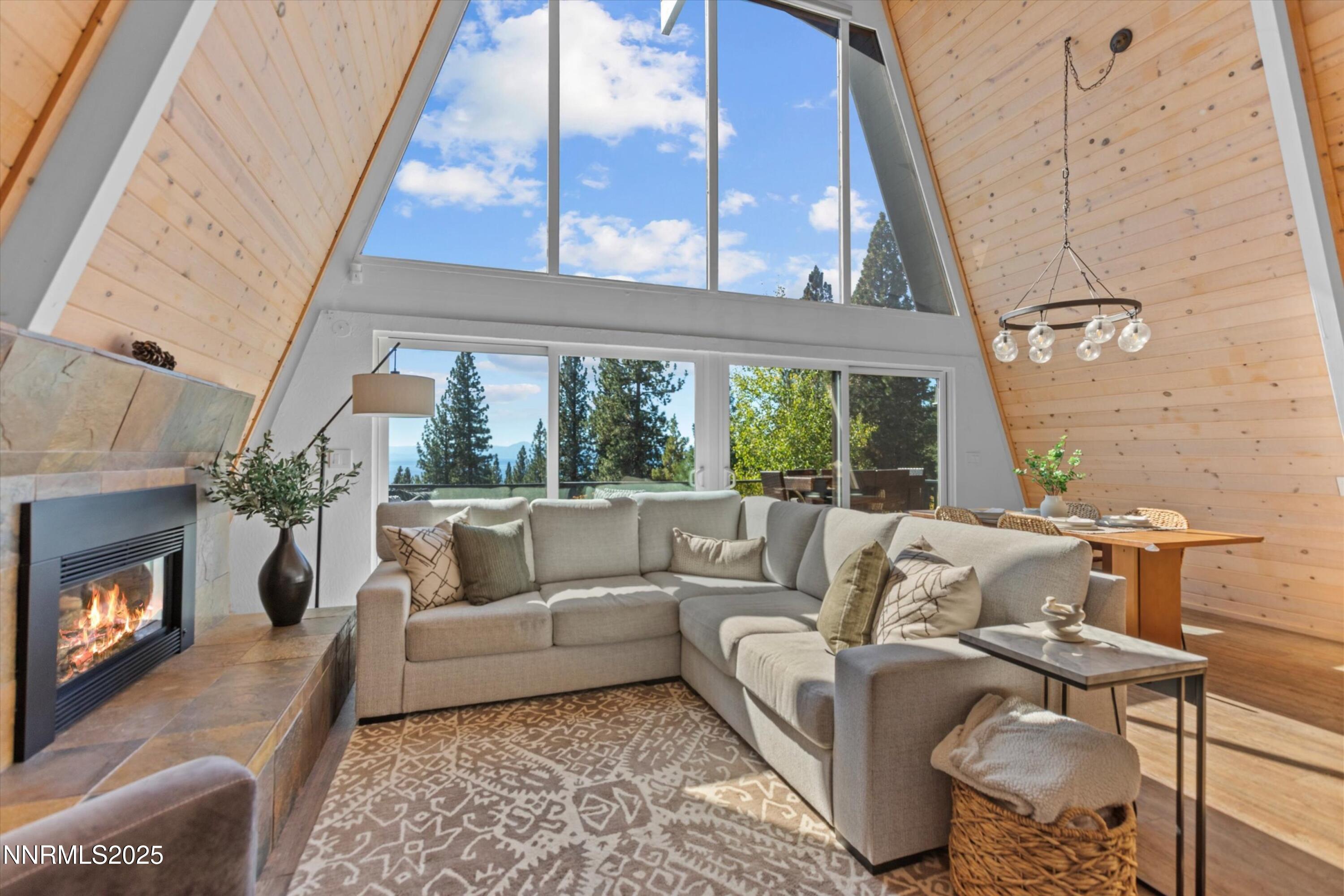 018_52-living_area_65