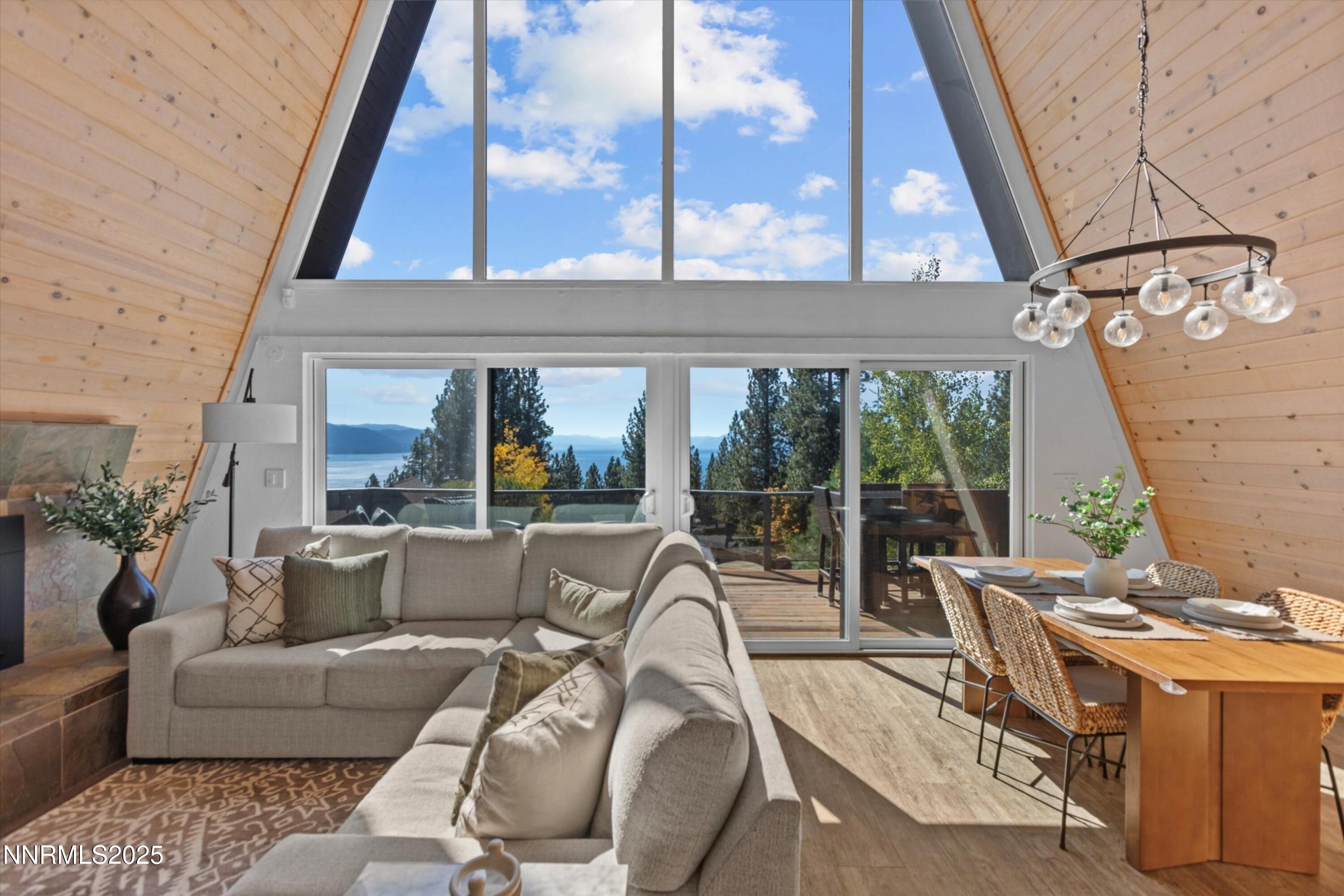 015_51-living_area_659