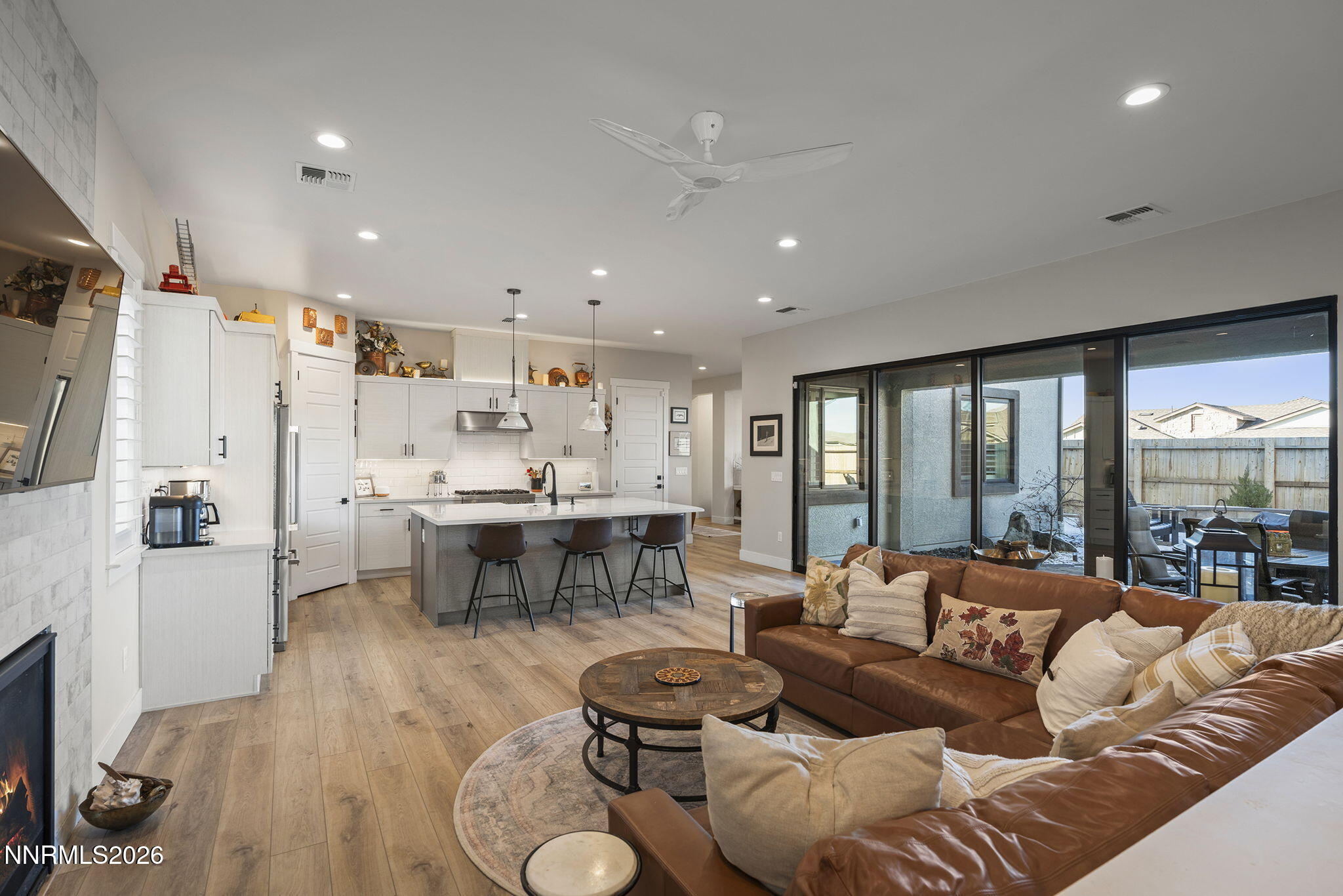 15-web-or-mls-_DSC2774livingkitchen