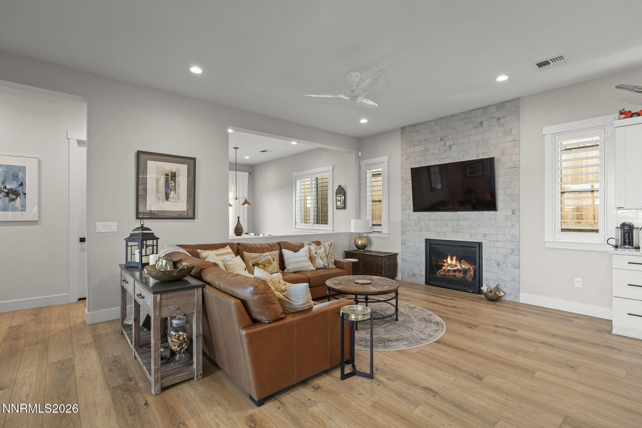 14-web-or-mls-_DSC2768living