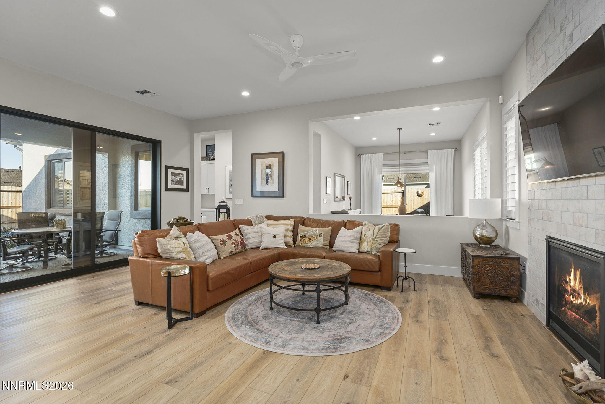 13-web-or-mls-_DSC2763living