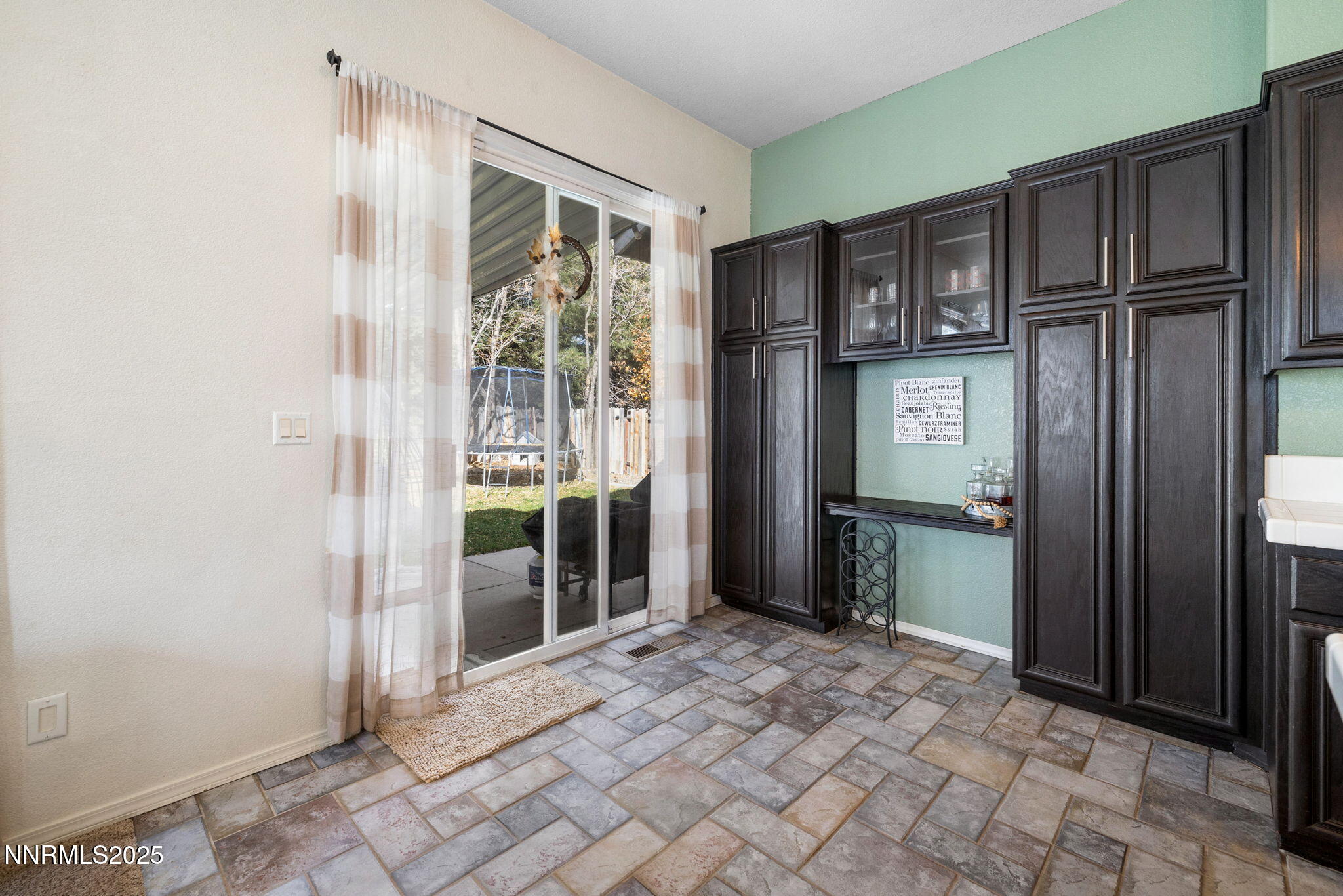 2-web-or-mls-1641 Box Canyon Dr-13