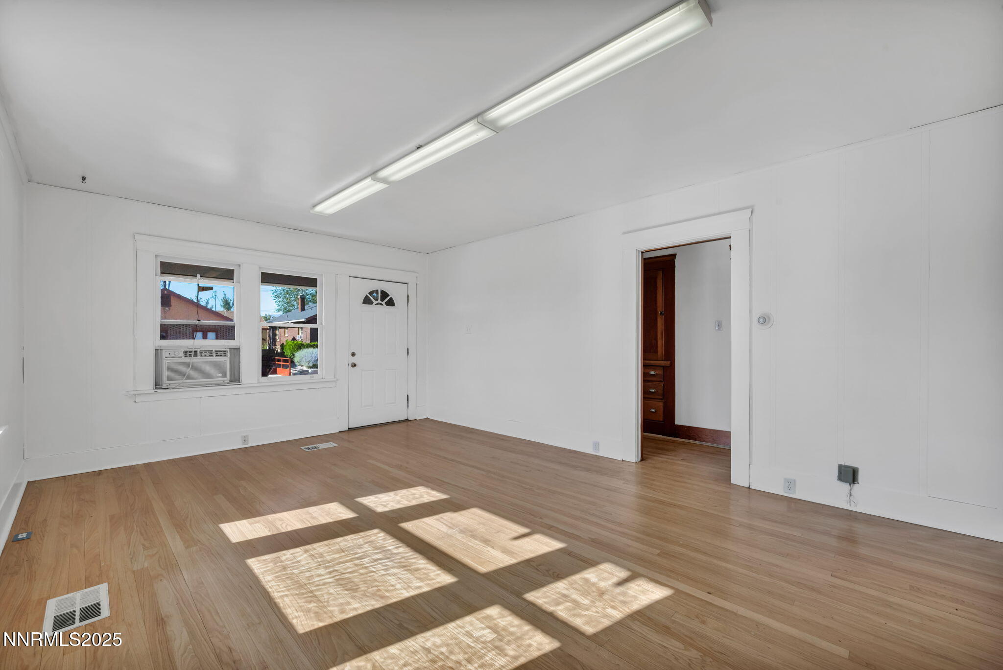 463 Moran entry room 2