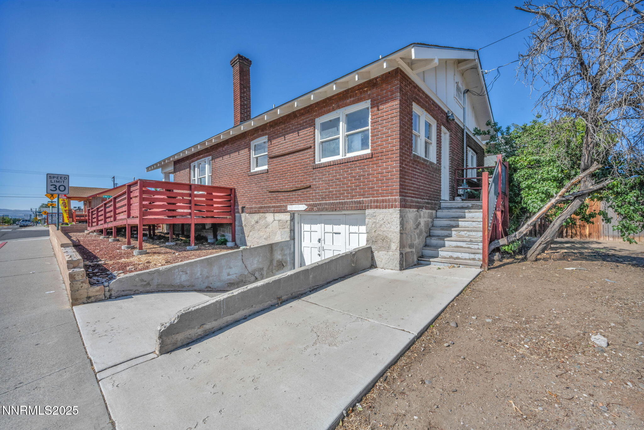 463 Moran garage photo