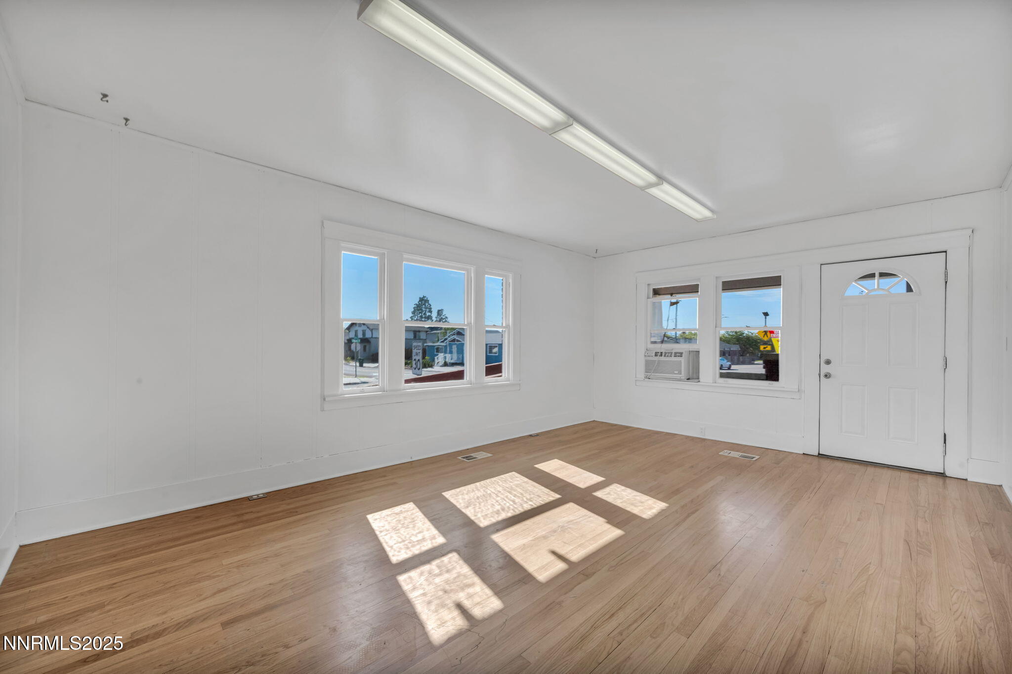 463 Moran entry room