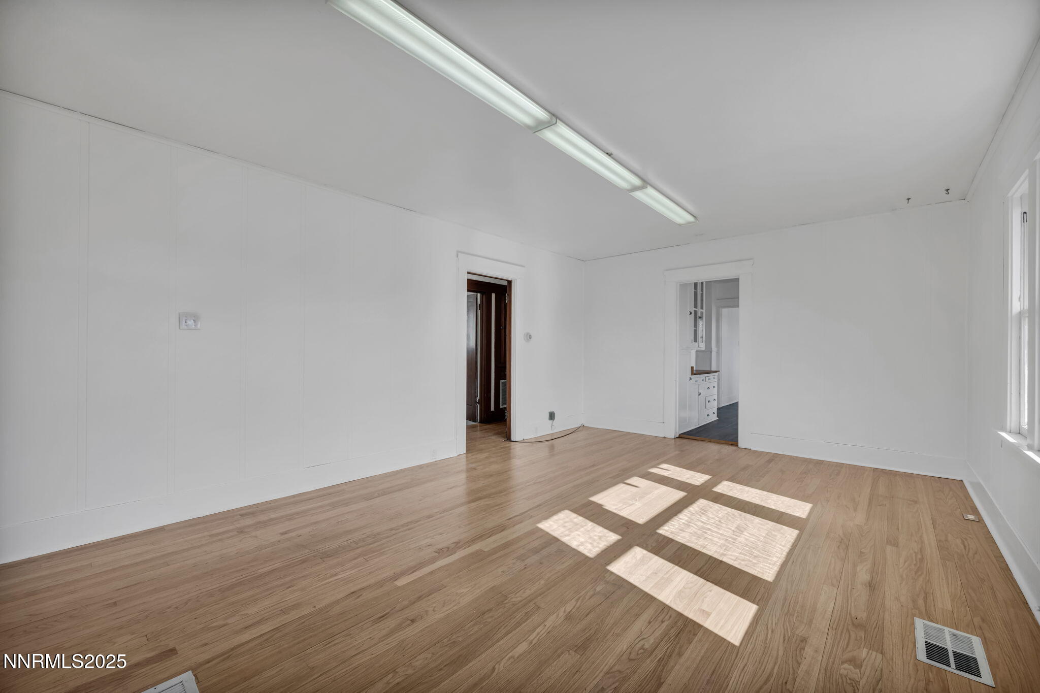 463 Moran entry room 3