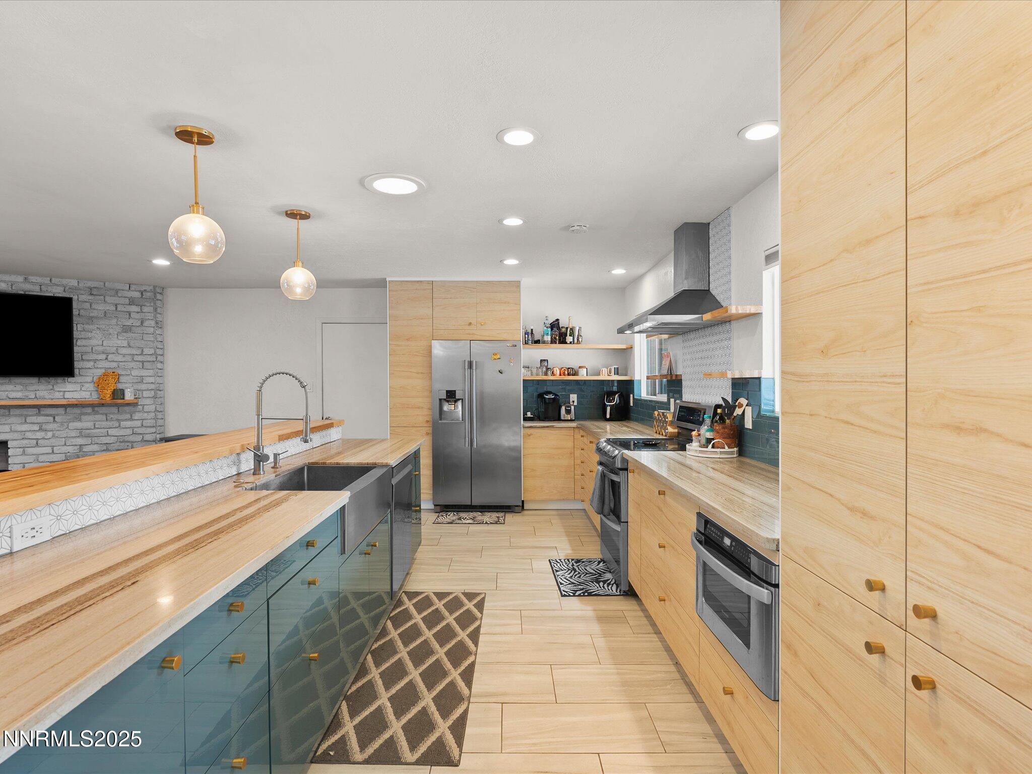 06-301 Hillcrest Dr-105