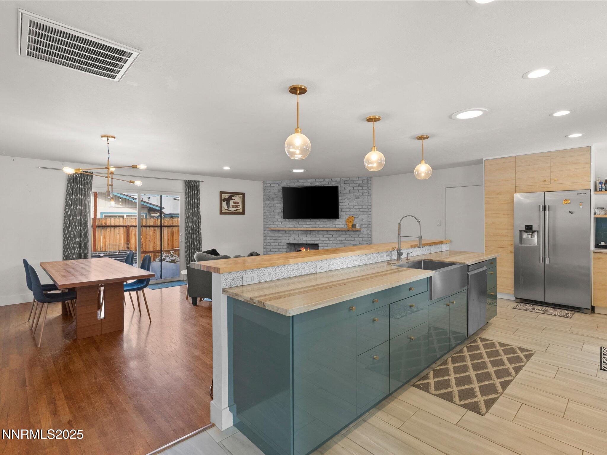 04-301 Hillcrest Dr-103