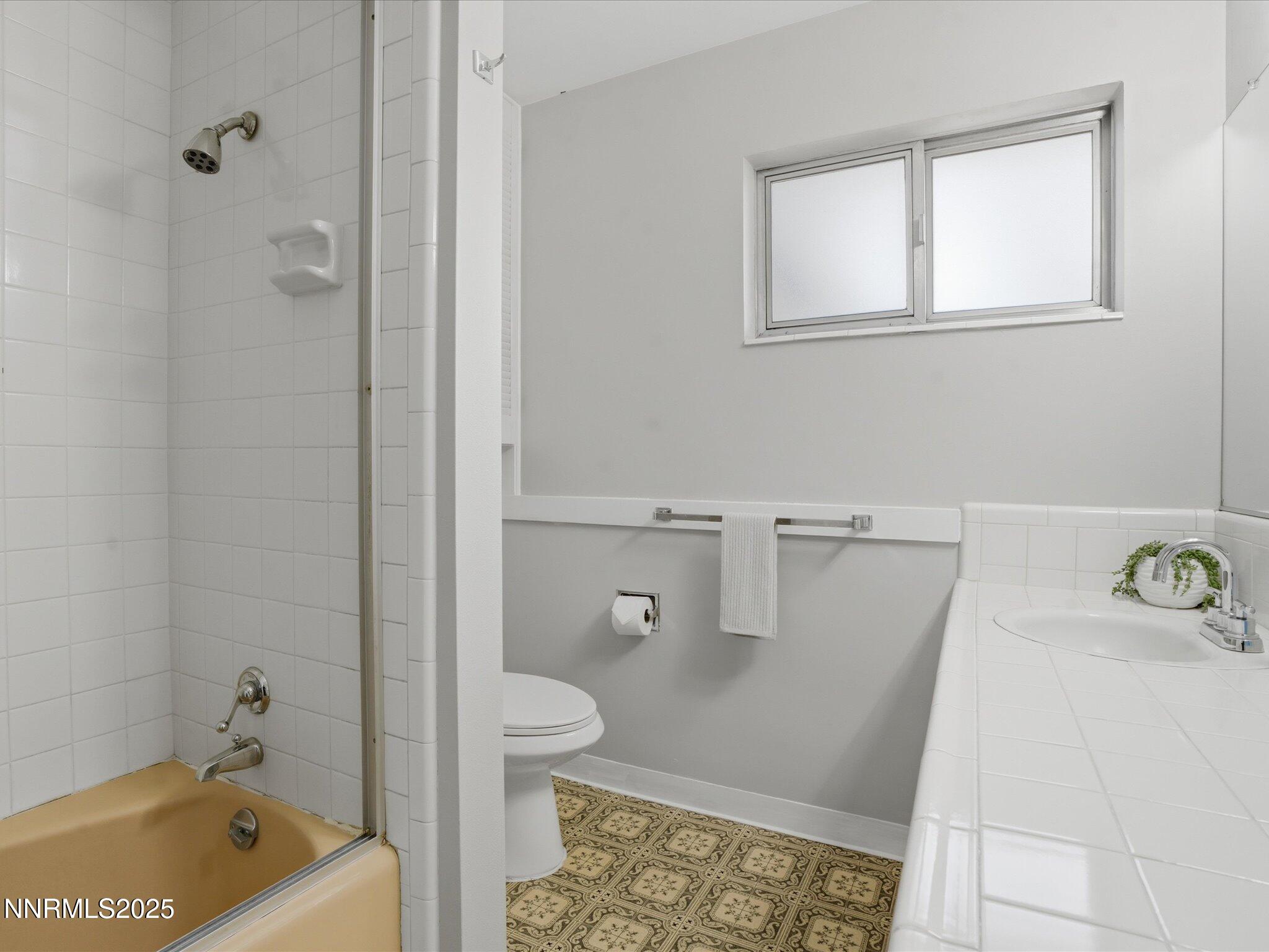 38-960 W 12th St-137