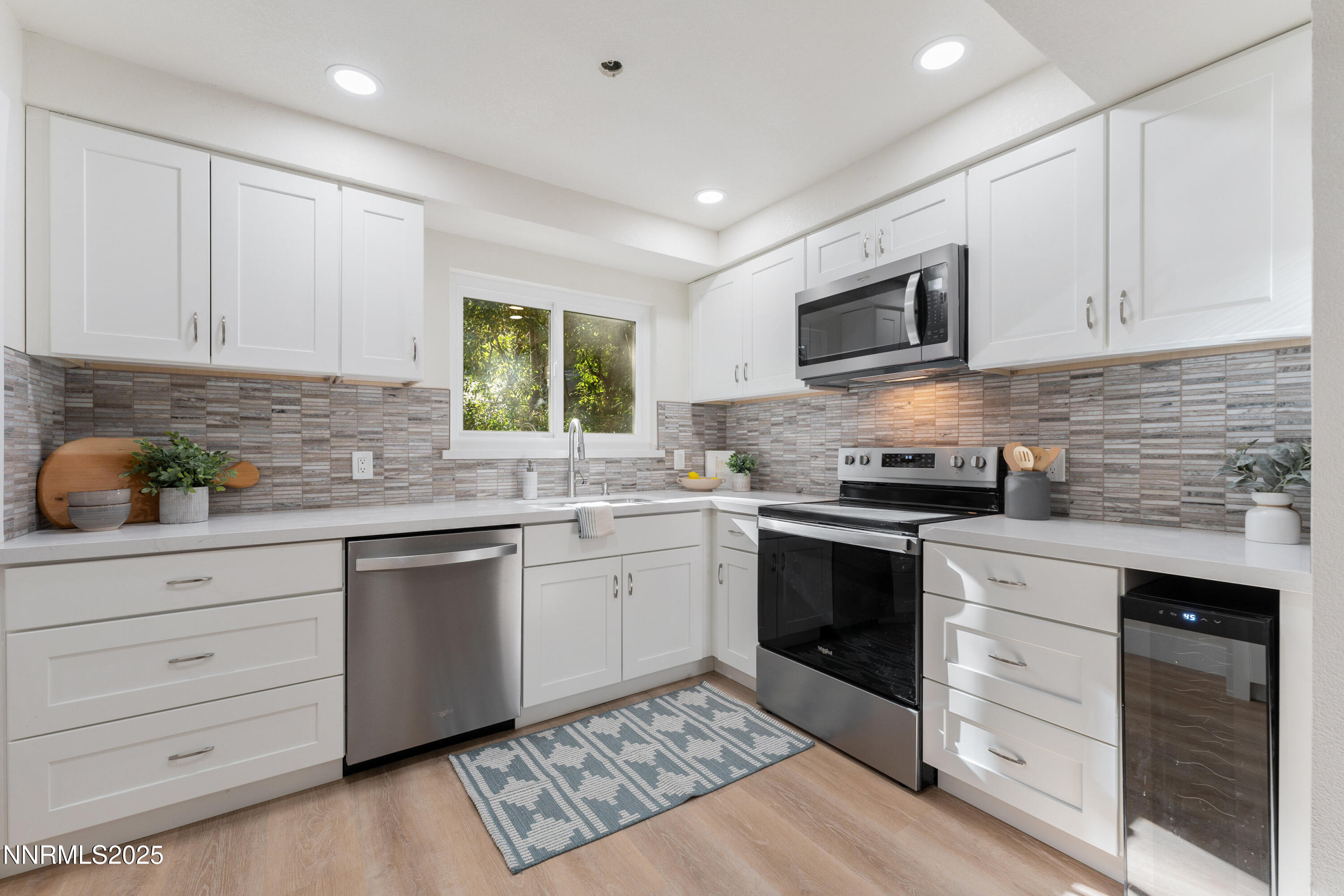 006_22-print-a7402938_682