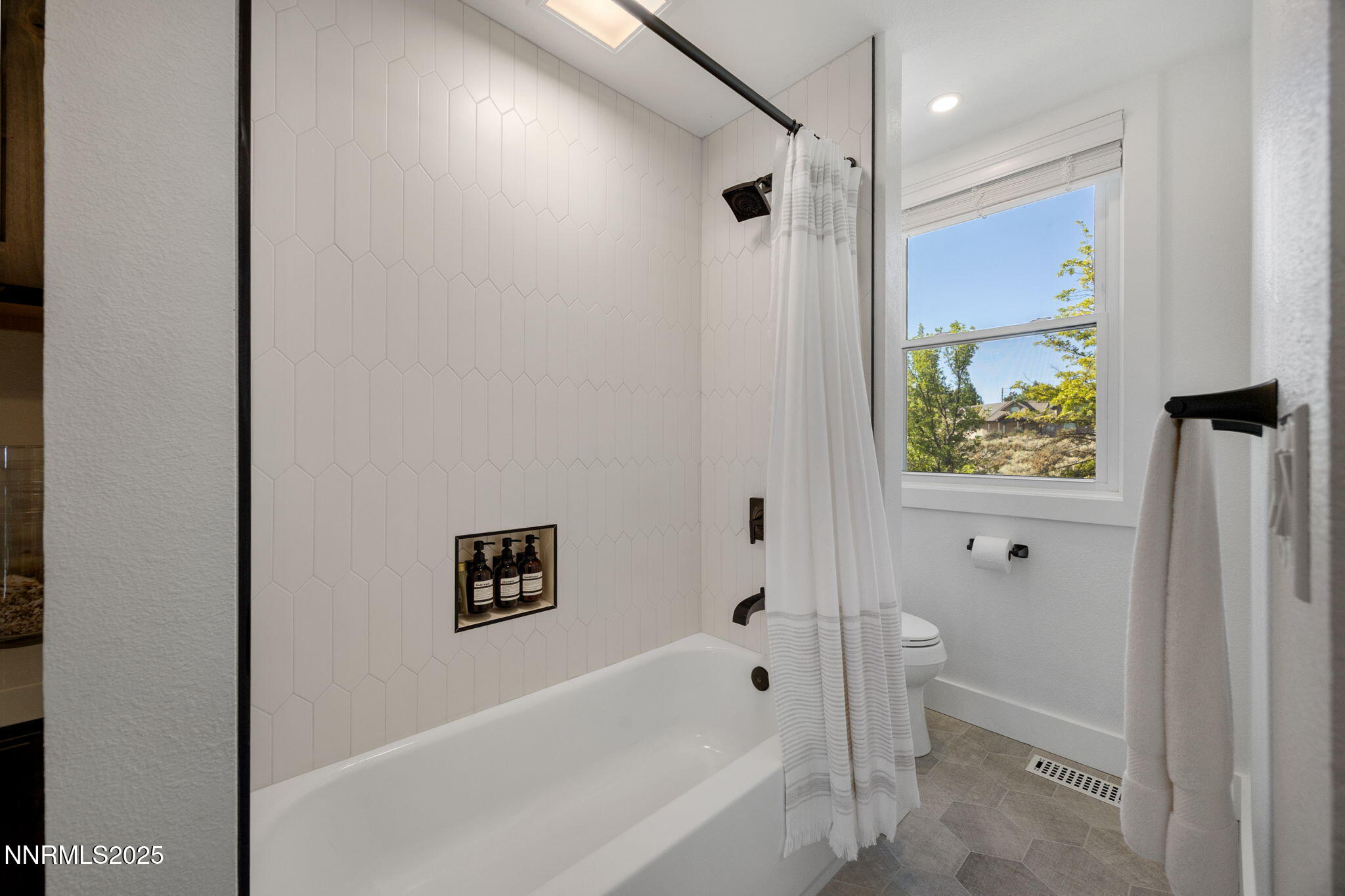 81-web-or-mls-13205 Welcome upstairs-6