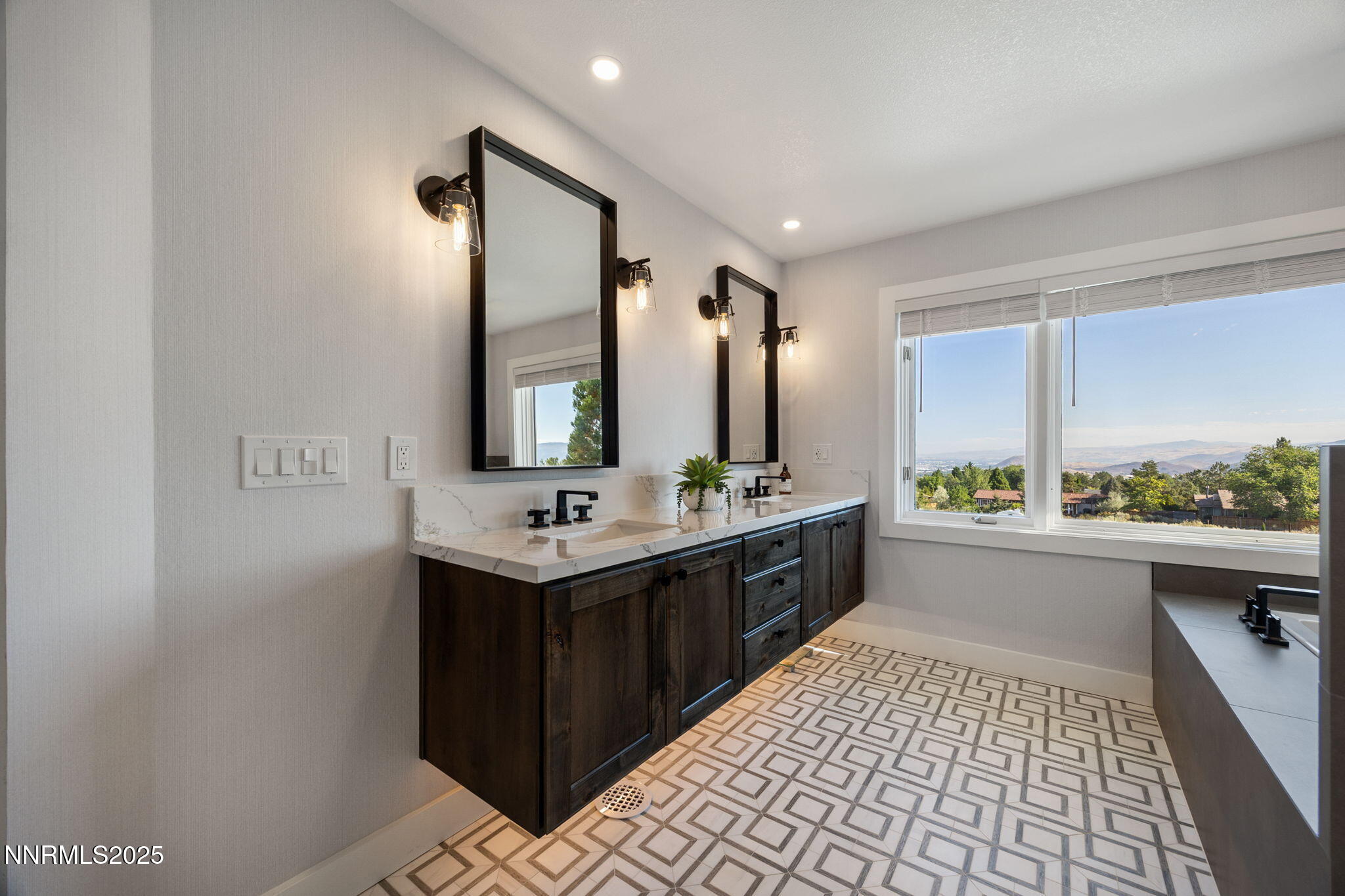 86-web-or-mls-13205 Welcome upstairs-11