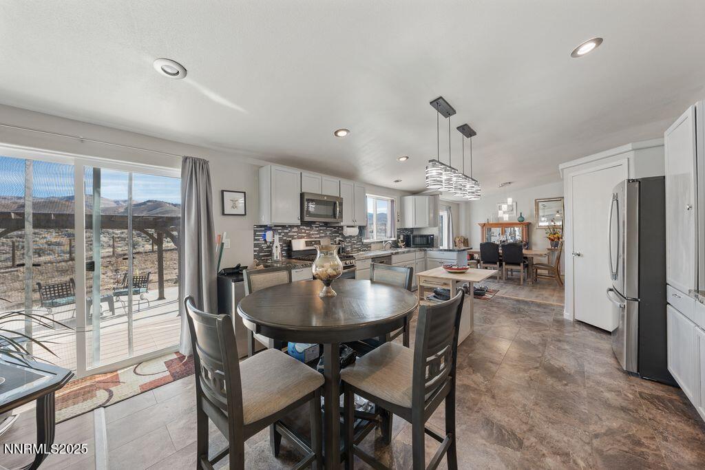 300 Crossover kitchen table view