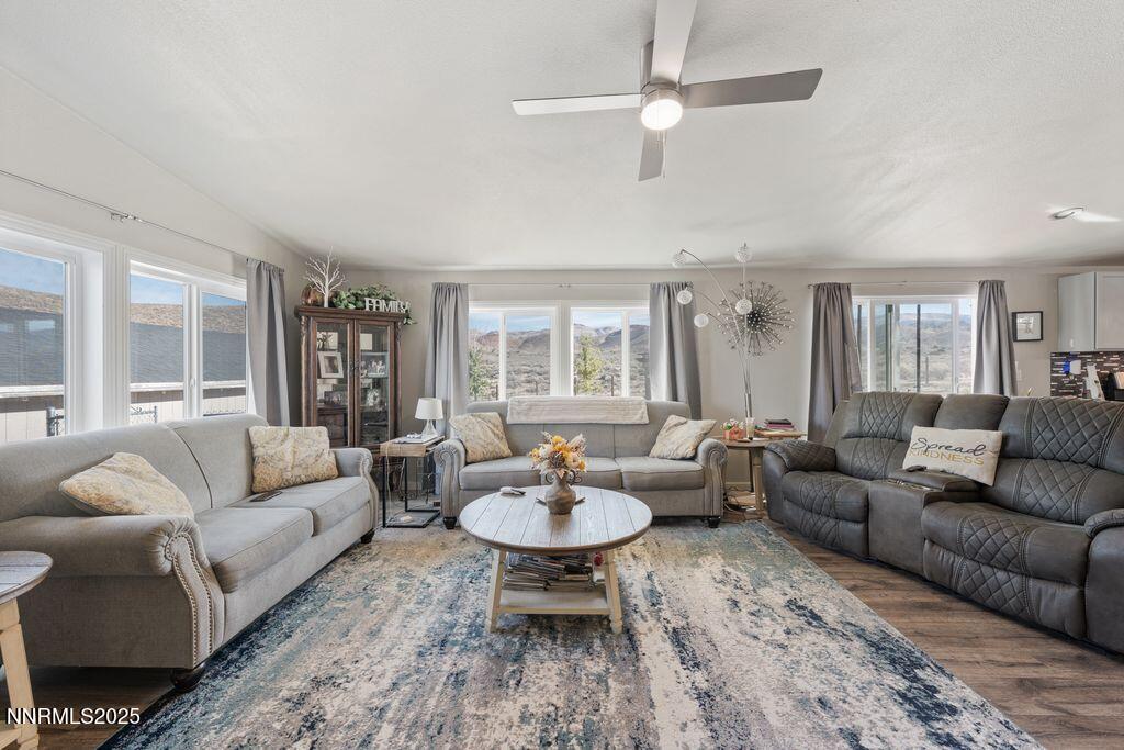 300 Crossover living room