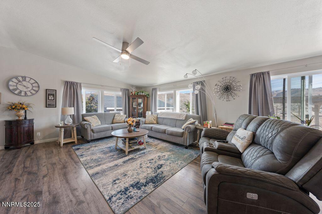 300 Crossover - living room 2