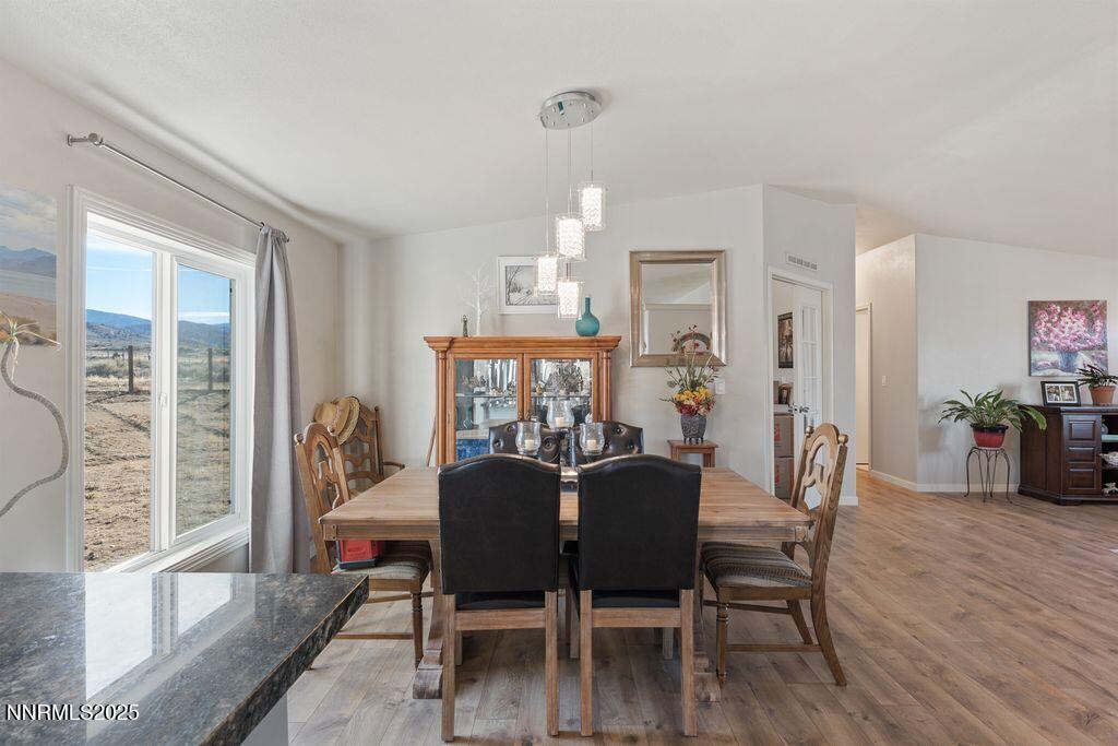 300 crossover dining room