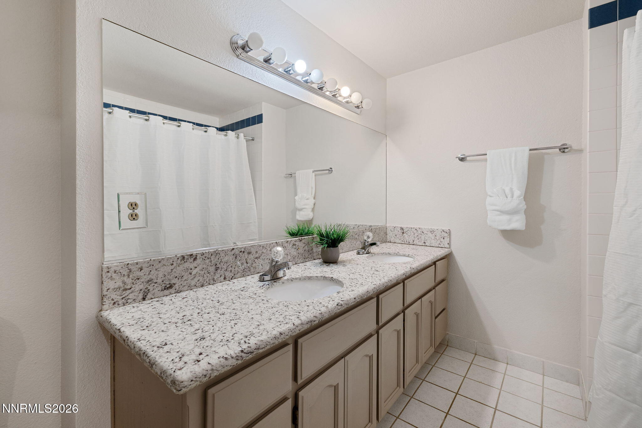 31-web-or-mls-3510 Comstock-32