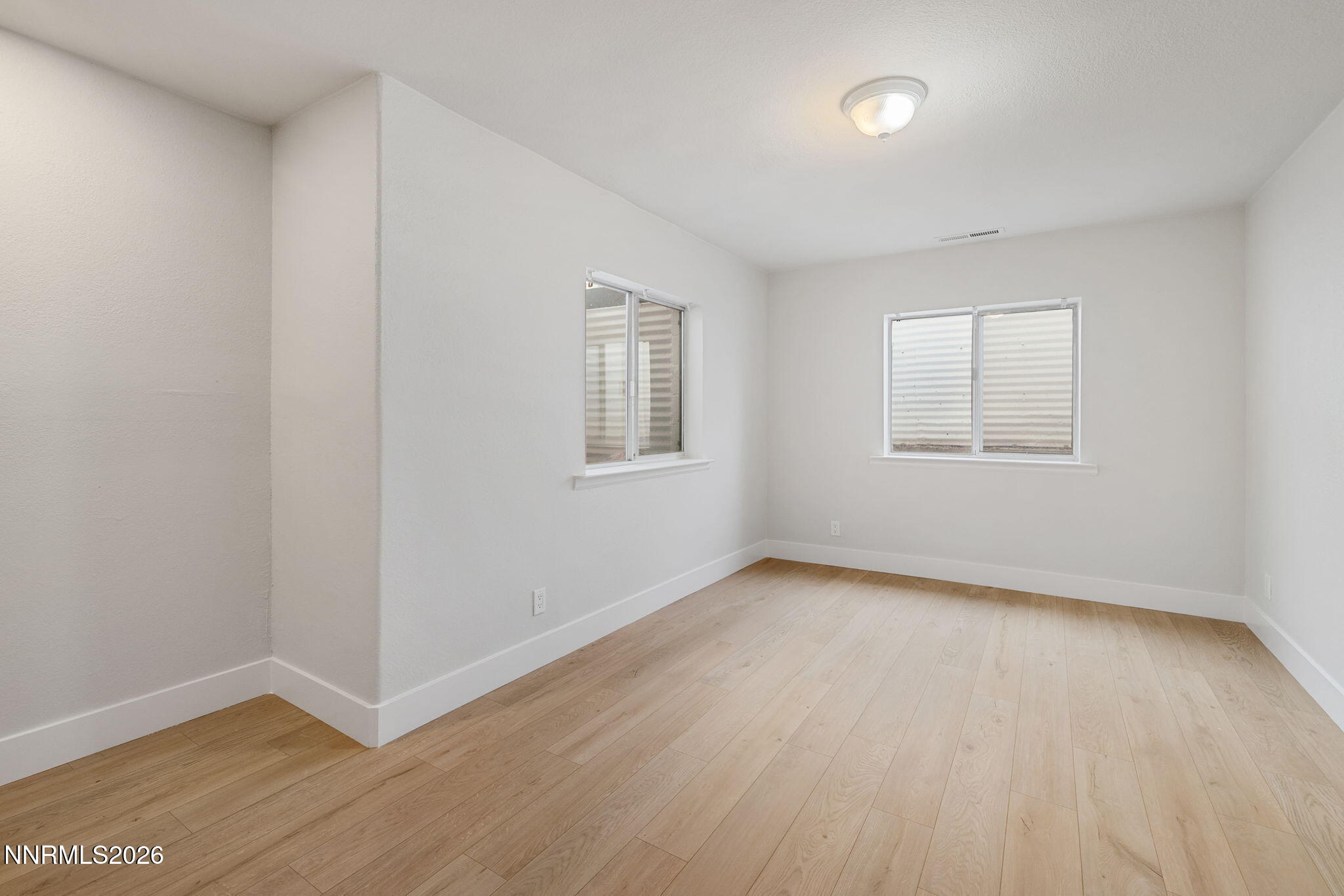 25-web-or-mls-3510 Comstock-26