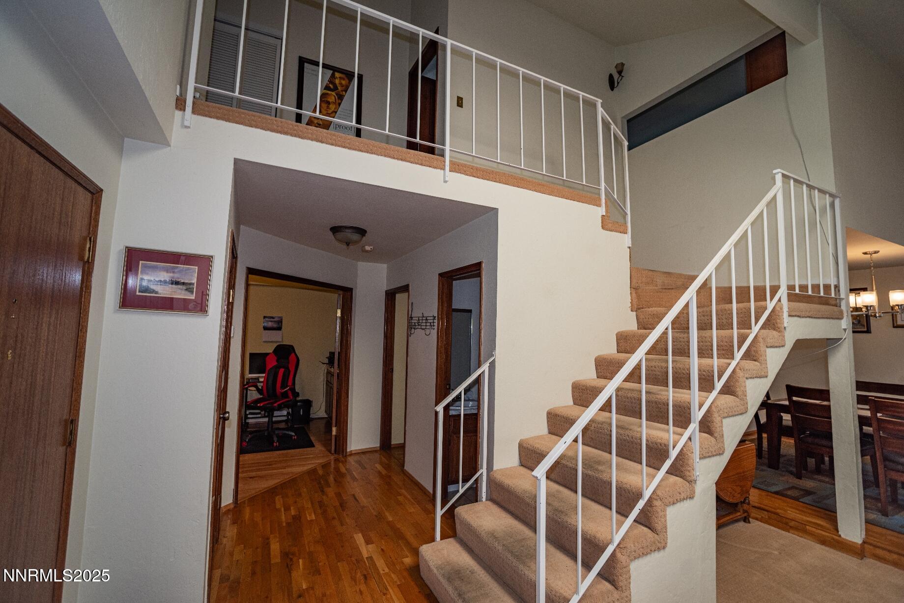 04 - Inside Front Door - 40766