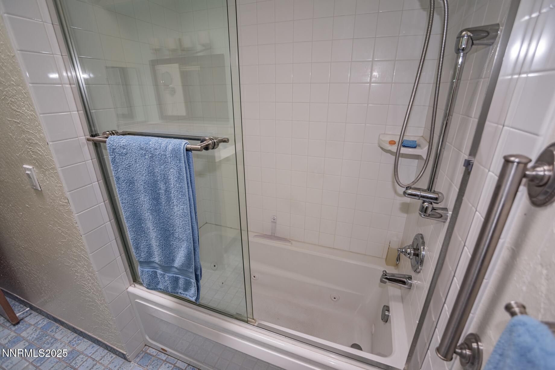 24 - Primary Bath Jetted Tub - 40792