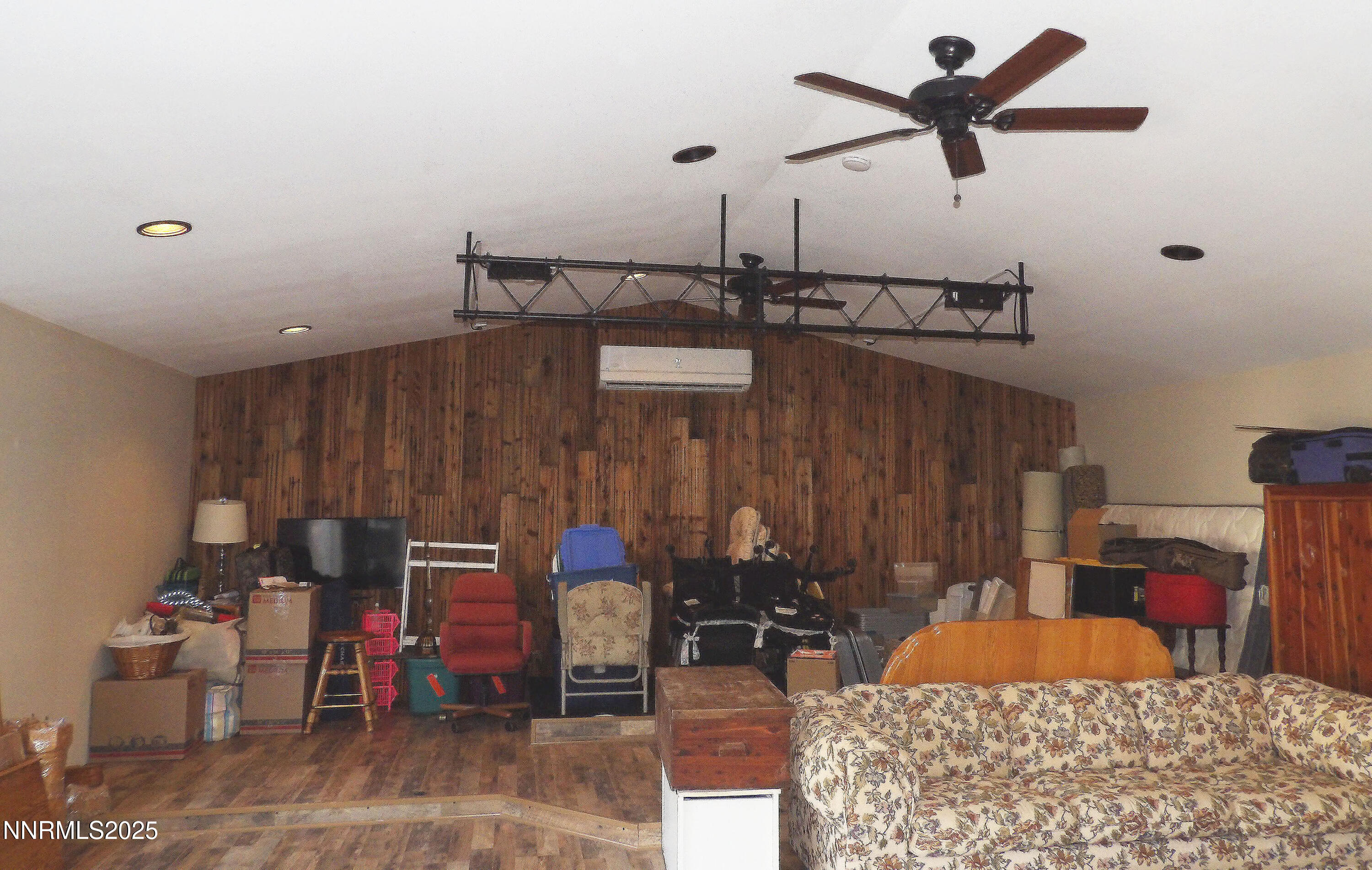 Studio-FloatingRemovableStage