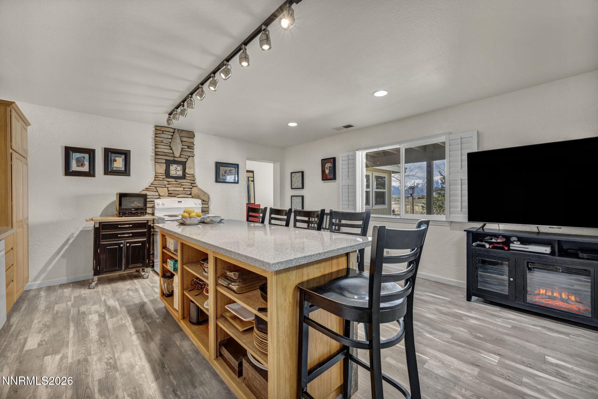 83-web-or-mls-1568-barker-ct