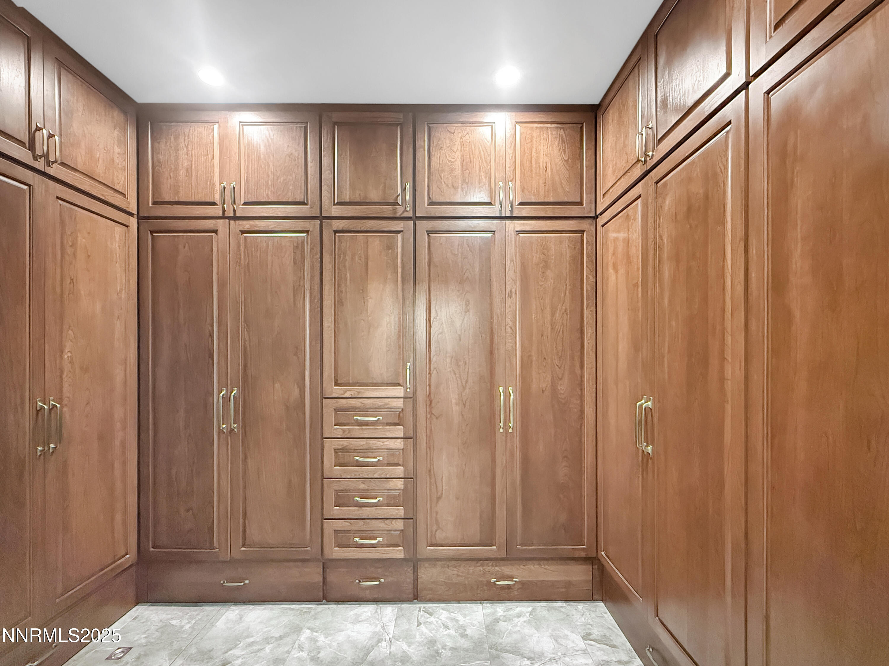 15 masterbedcloset-1