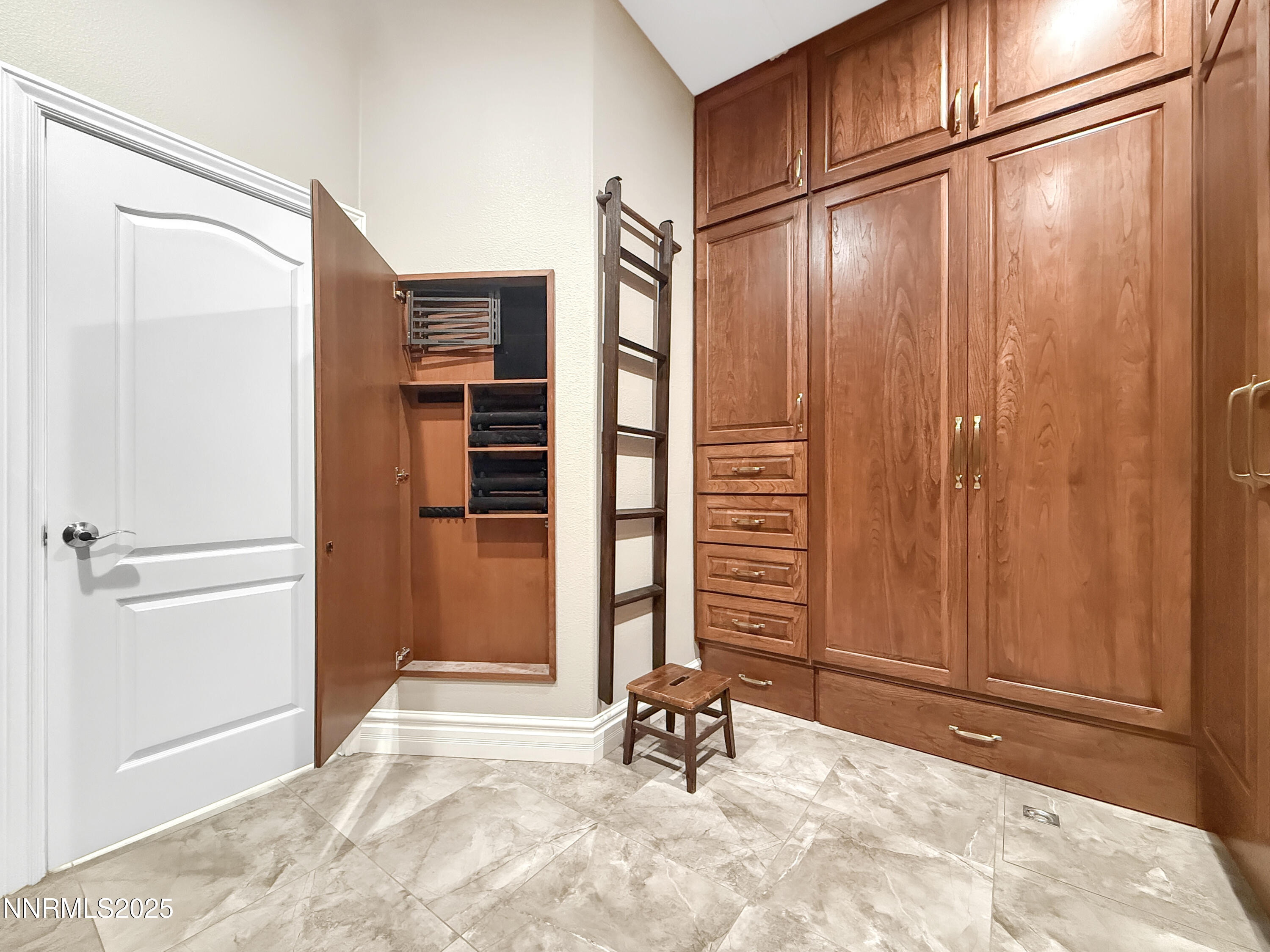 17 masterbedcloset-4