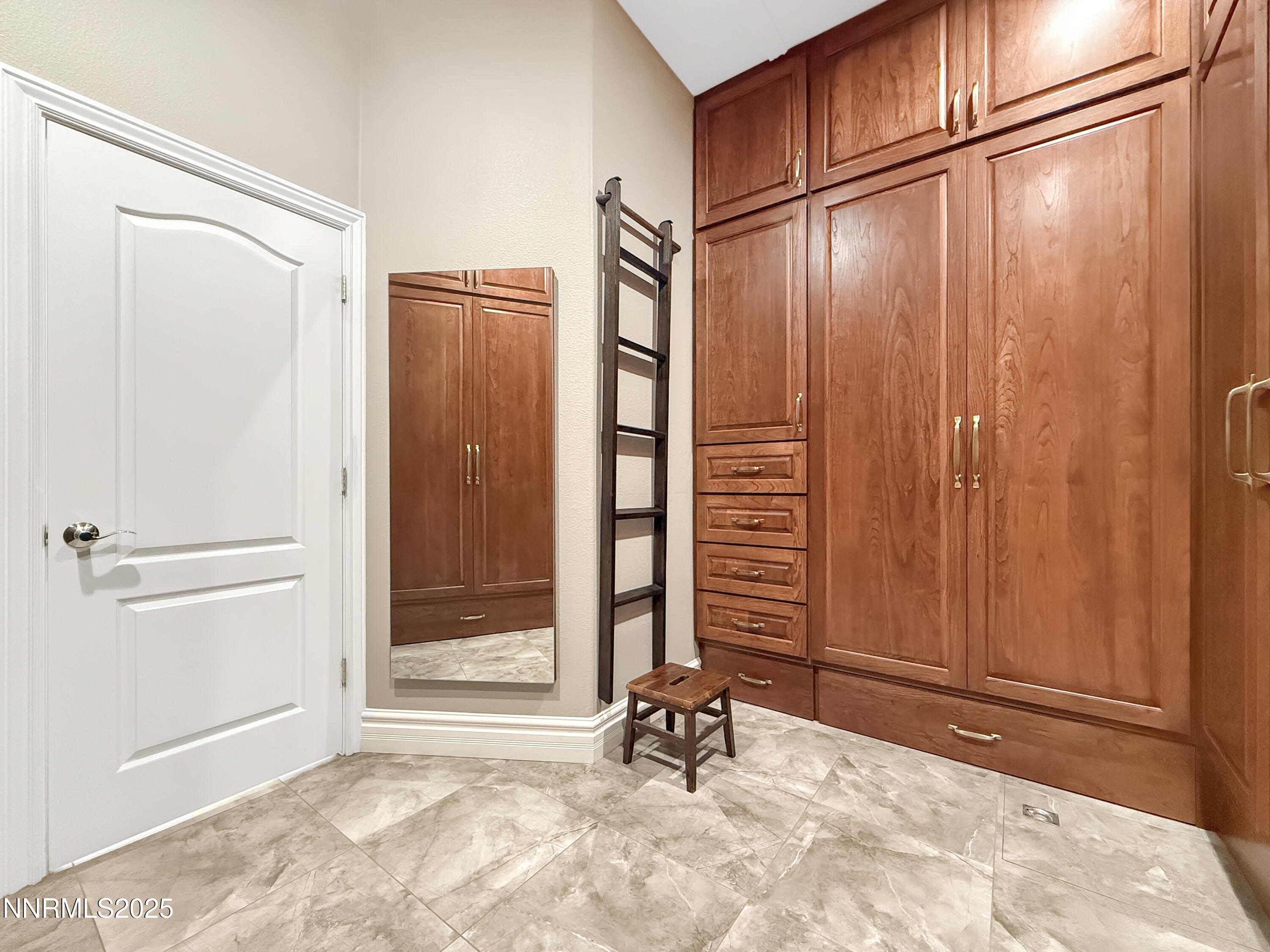 16 masterbedcloset-2.jpg