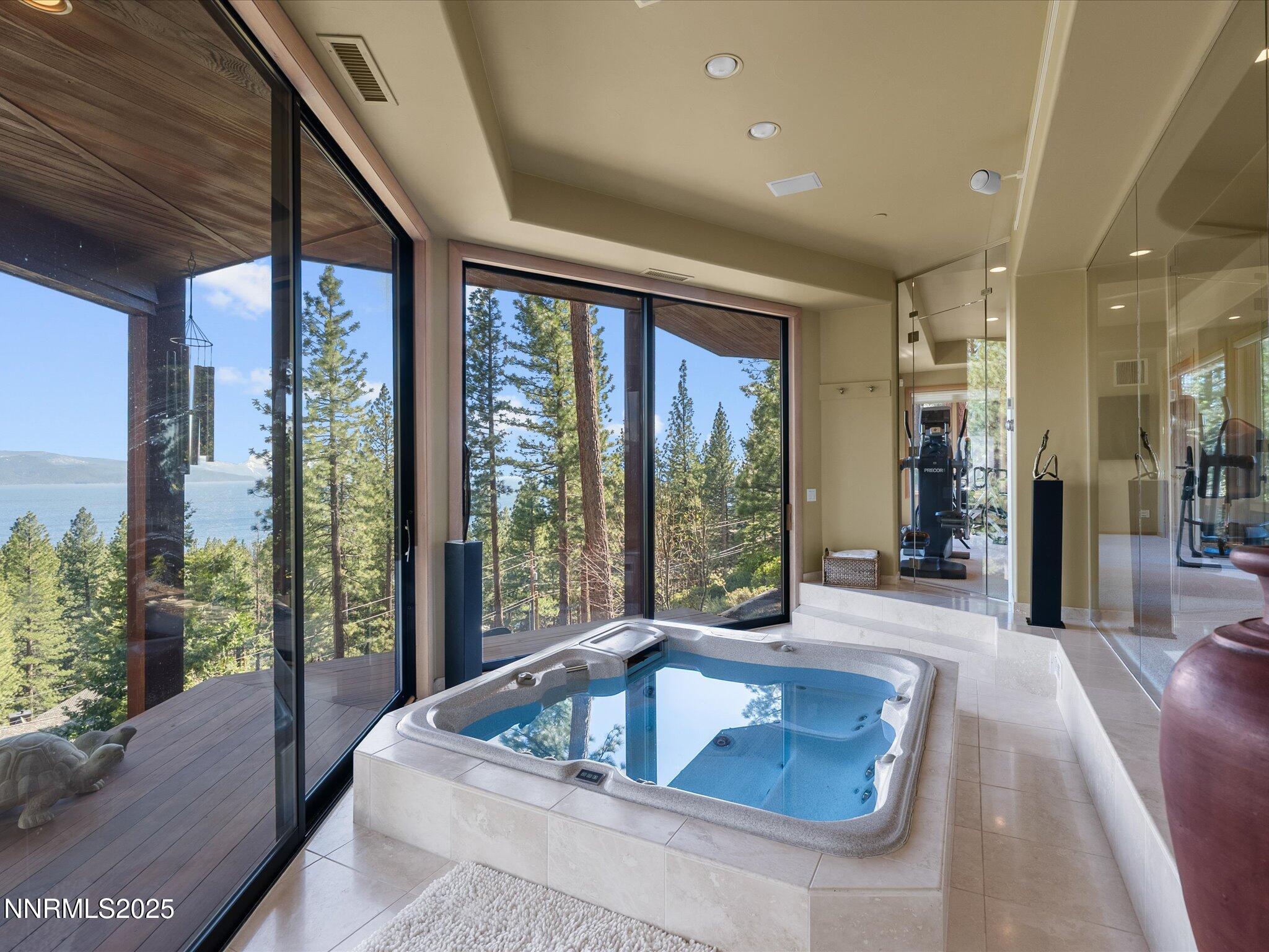 095-Interior hot tub