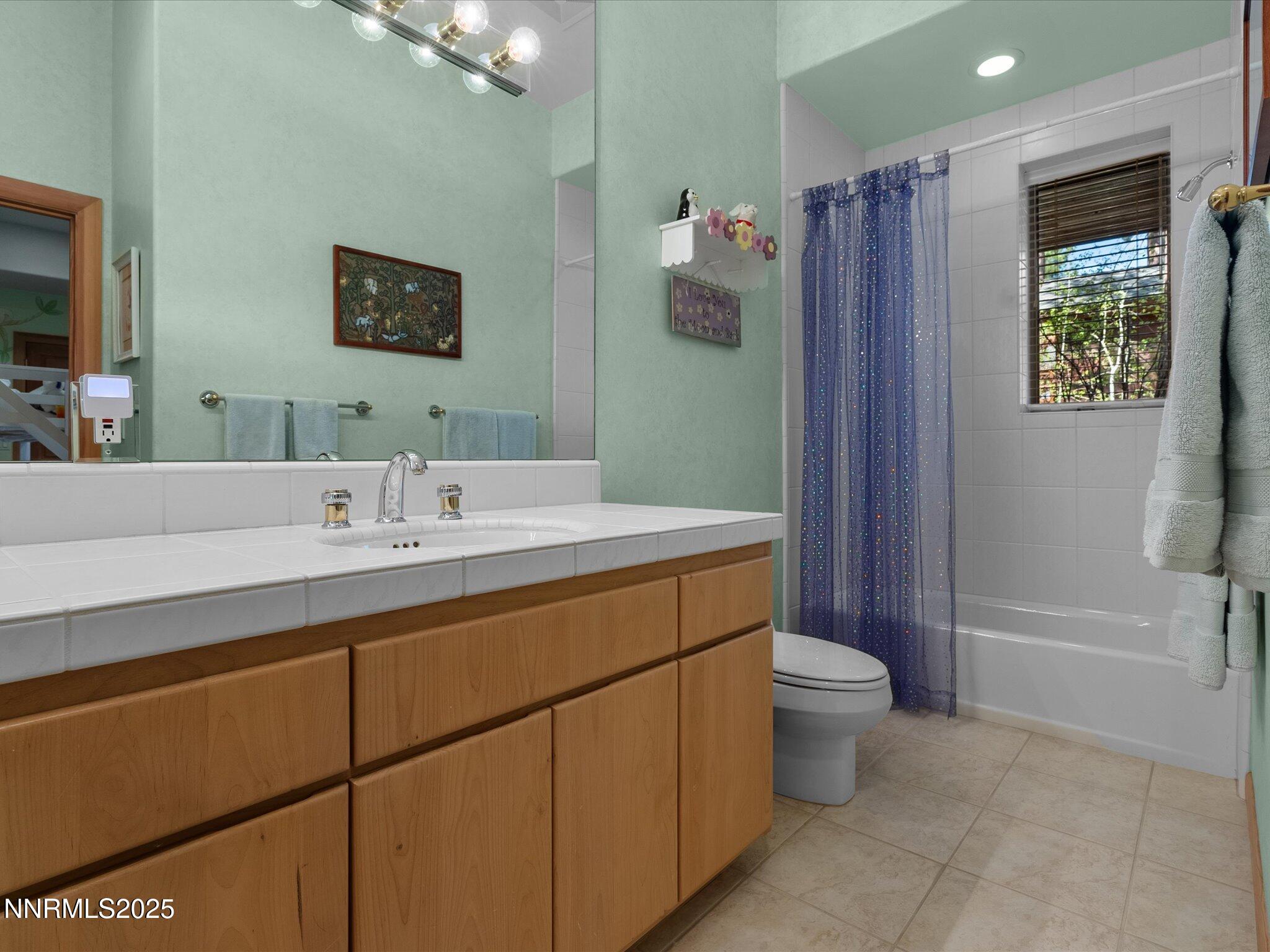 075-Interior kids bath