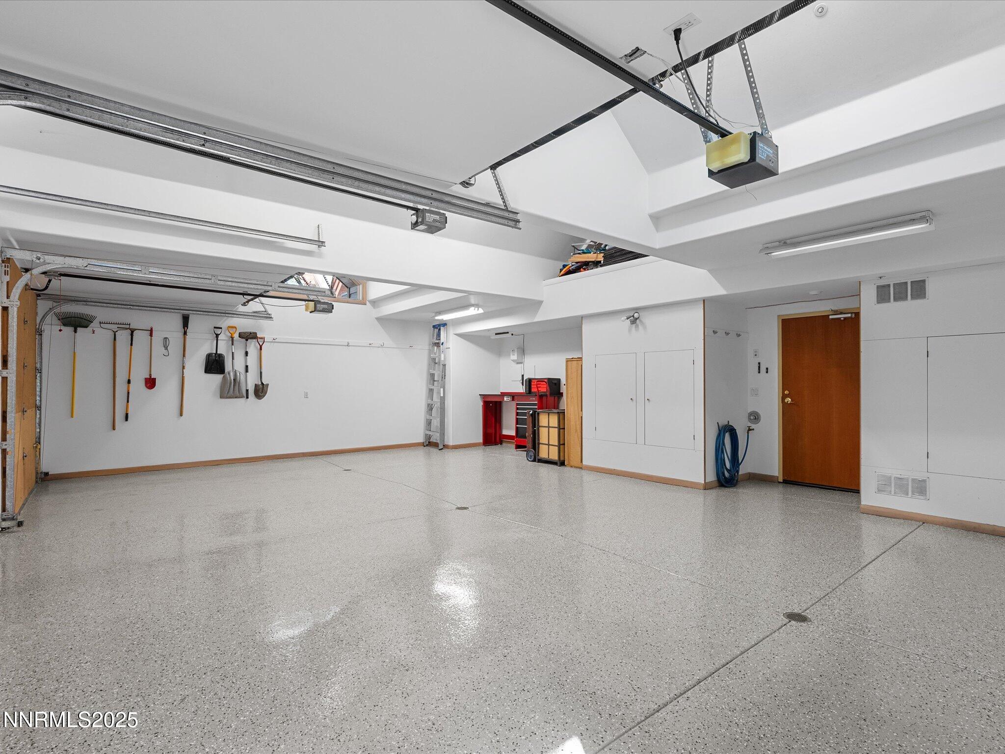 114-Interior garage