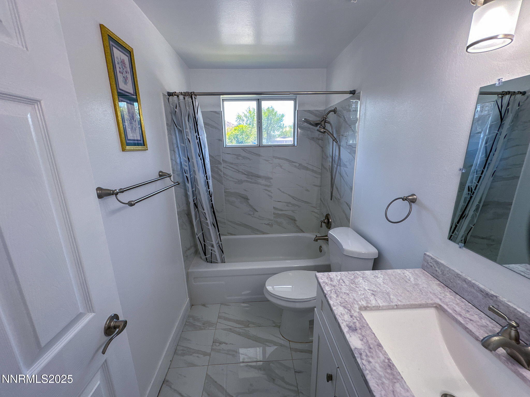 17-web-or-mls-Hall Bath