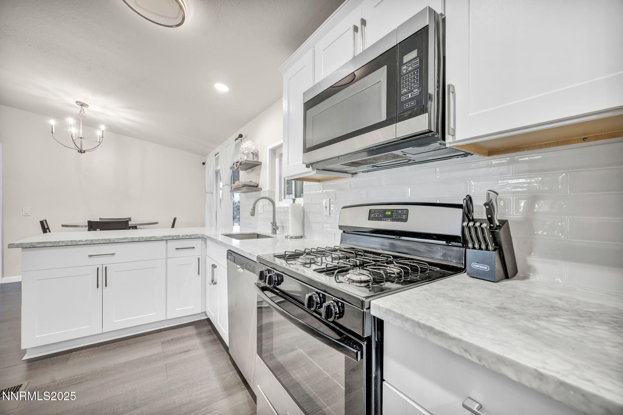 25-web-or-mls-4970-newport-ct