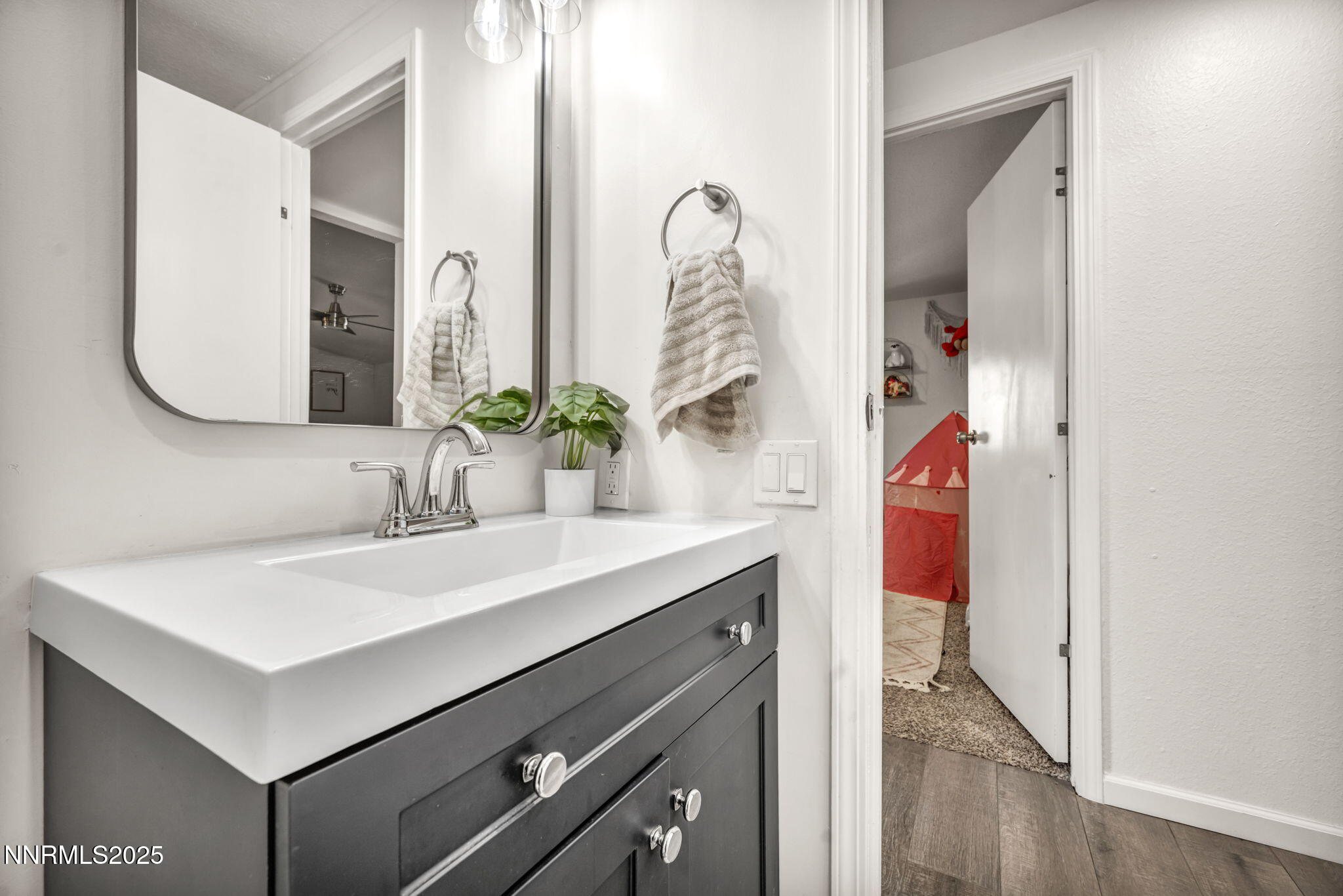 36-web-or-mls-4970-newport-ct