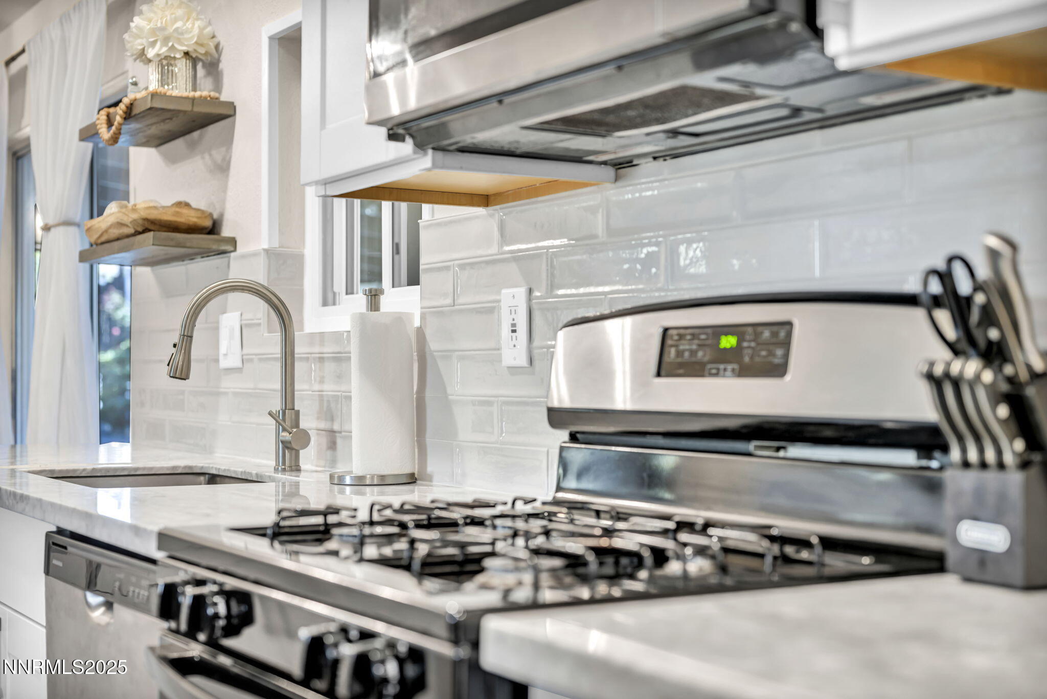 22-web-or-mls-4970-newport-ct