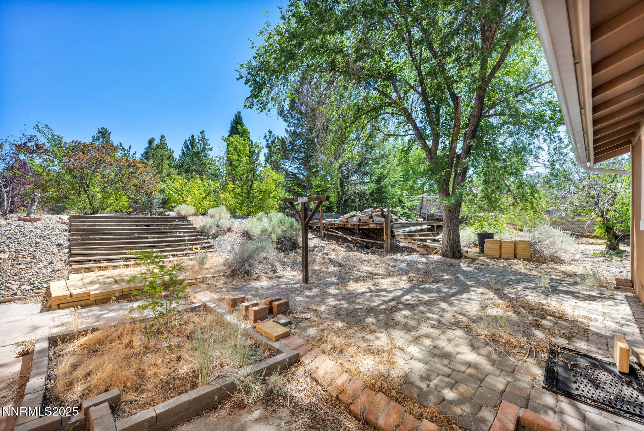 13-web-or-mls-1425-julie-ct