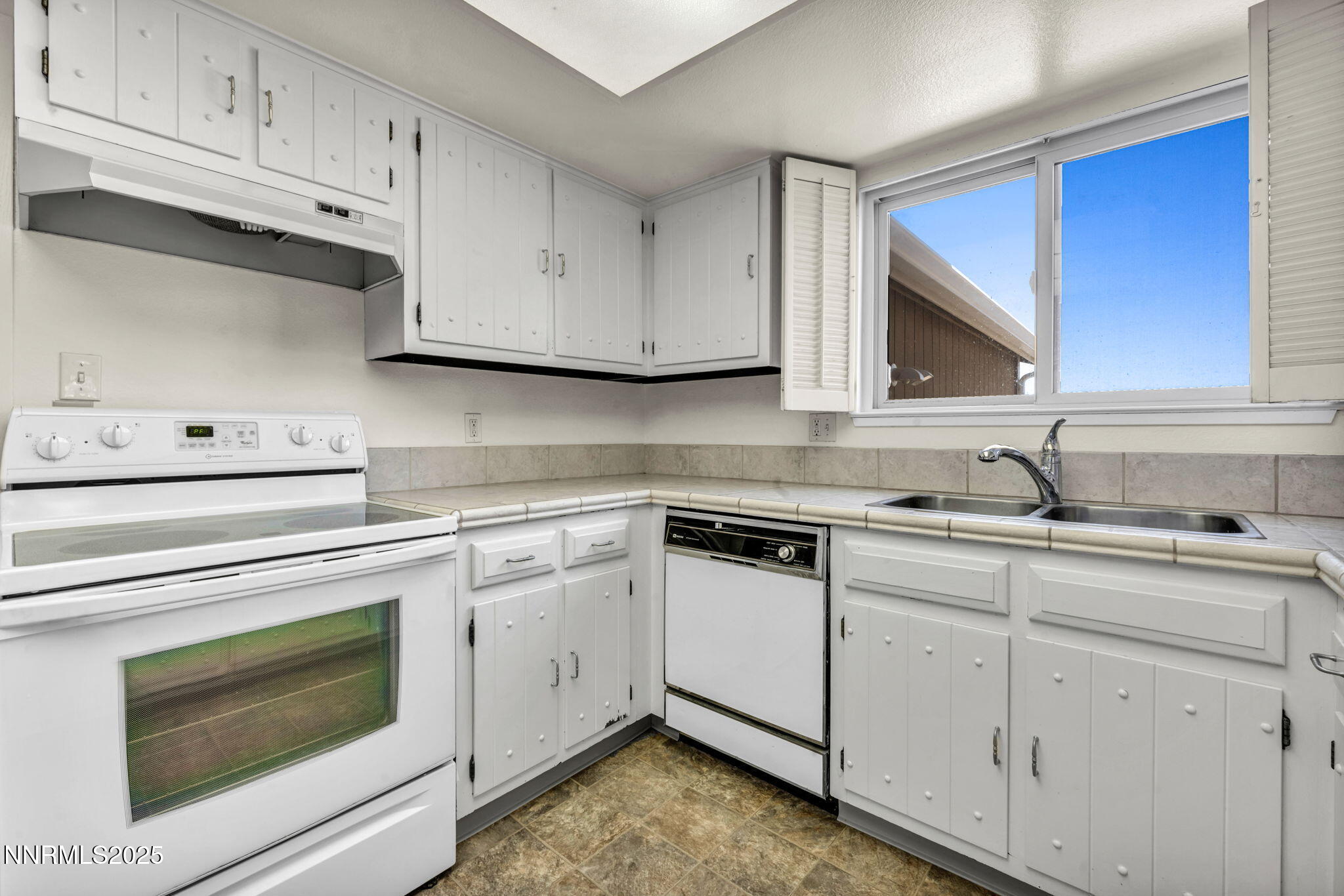 56-web-or-mls-1425-julie-ct