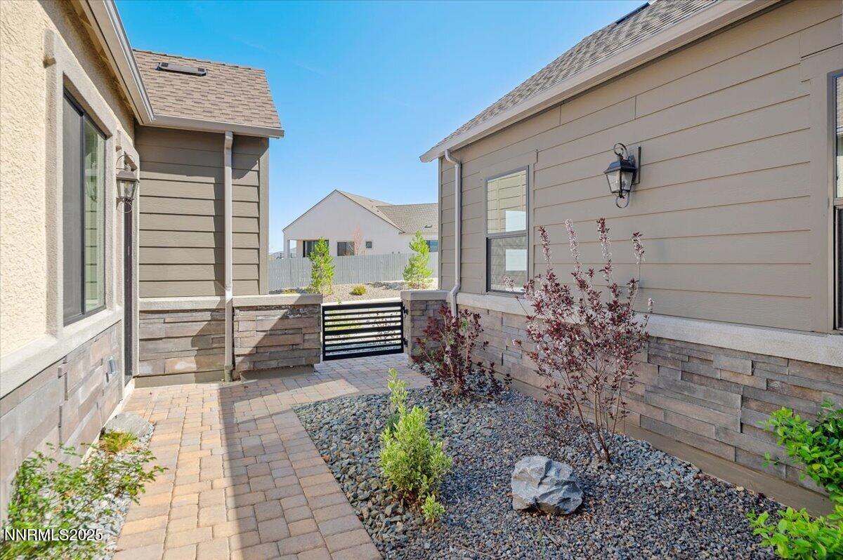 18-175155872409933876_175155872409933876