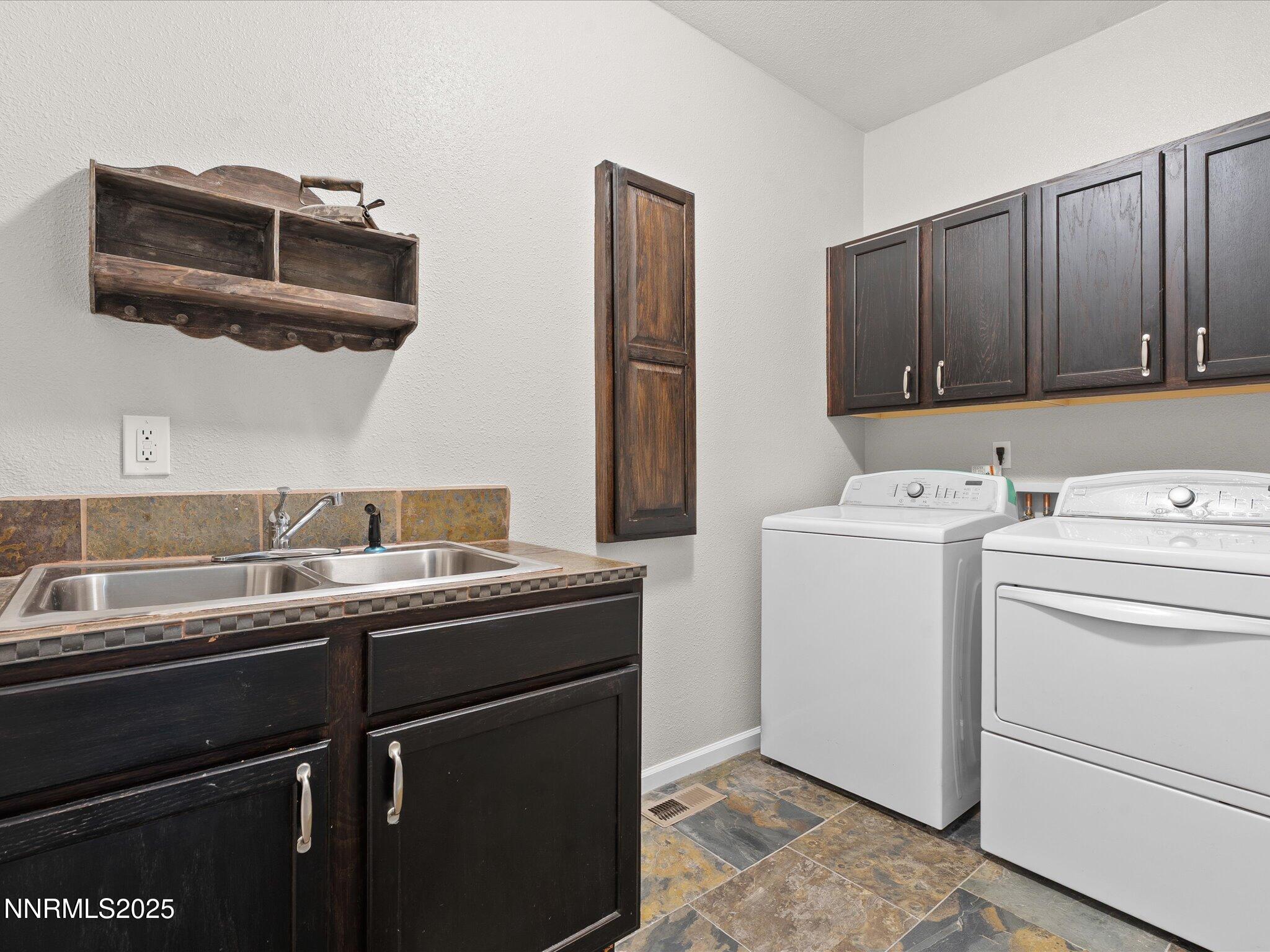 038-7410 Matterhorn Blvd-137