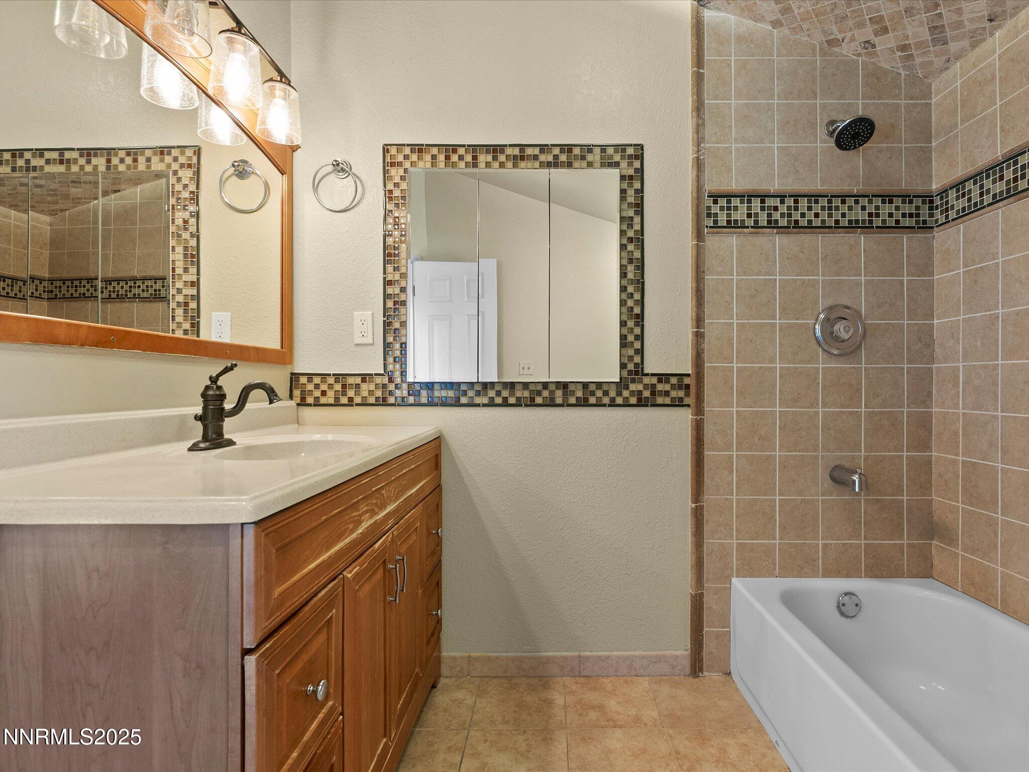 42-8120 Leroy St-141