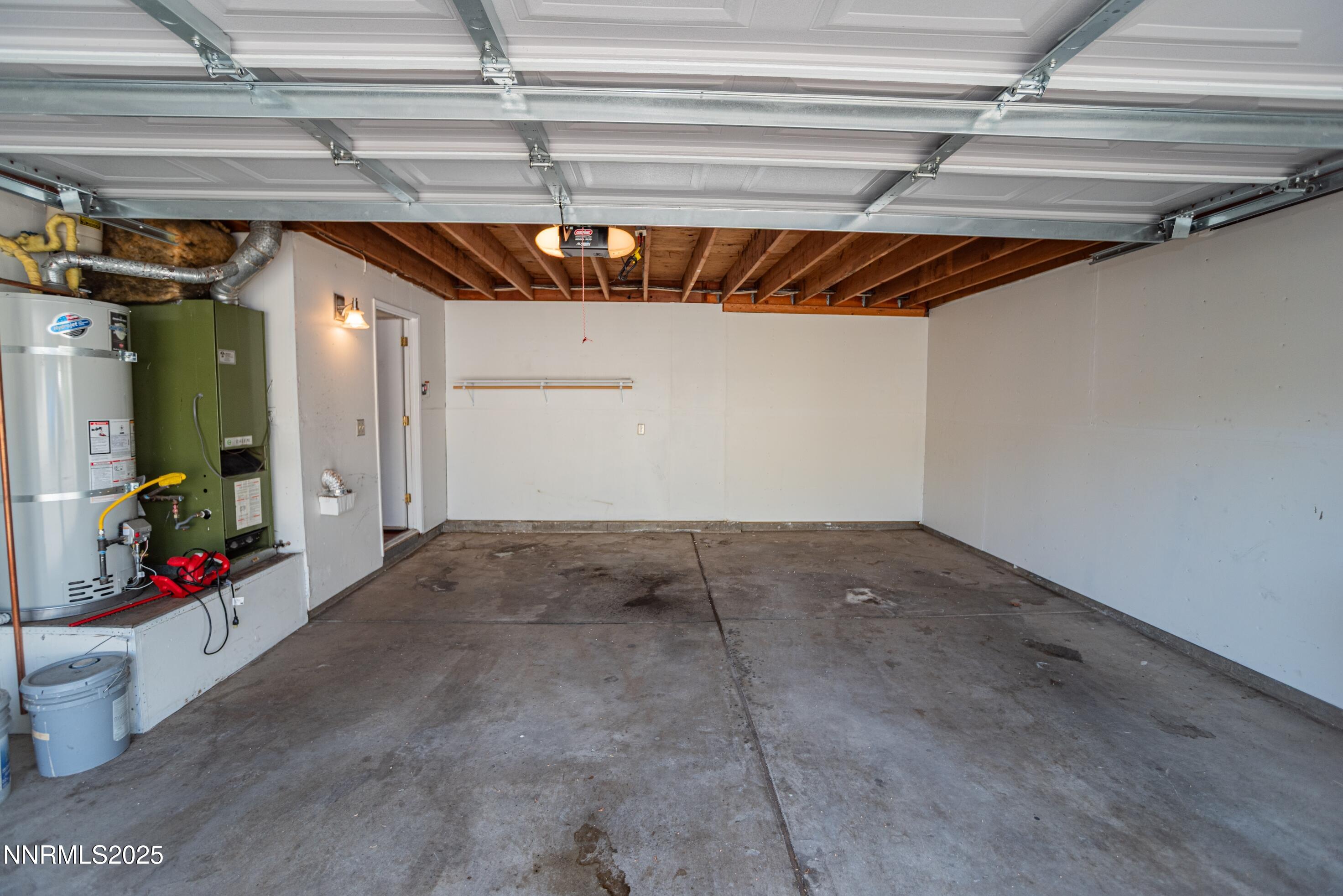 22 - 2-Car Garage Interior - 40748