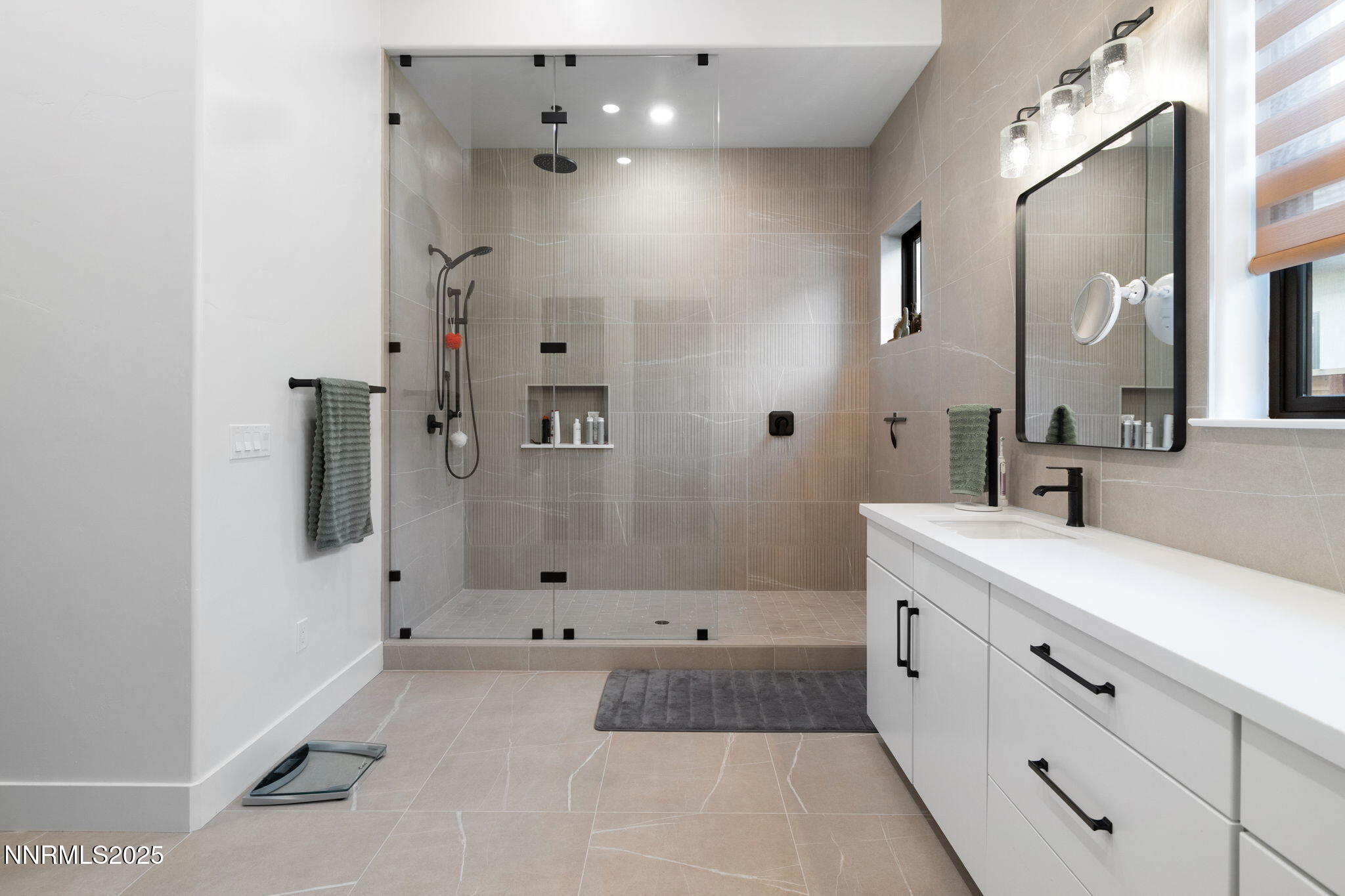 23-web-or-mls-1530 River Hill-25