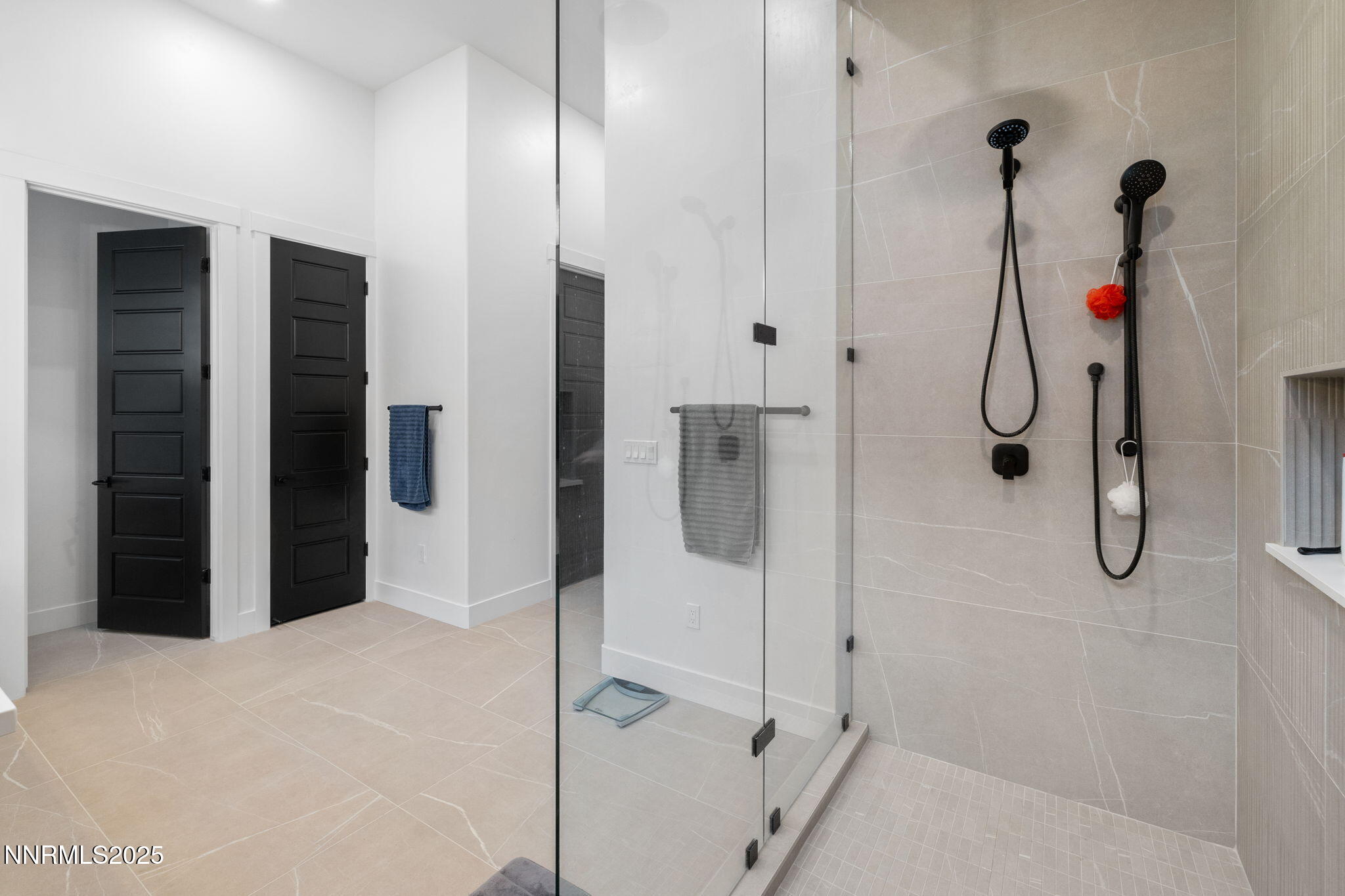 24-web-or-mls-1530 River Hill-26