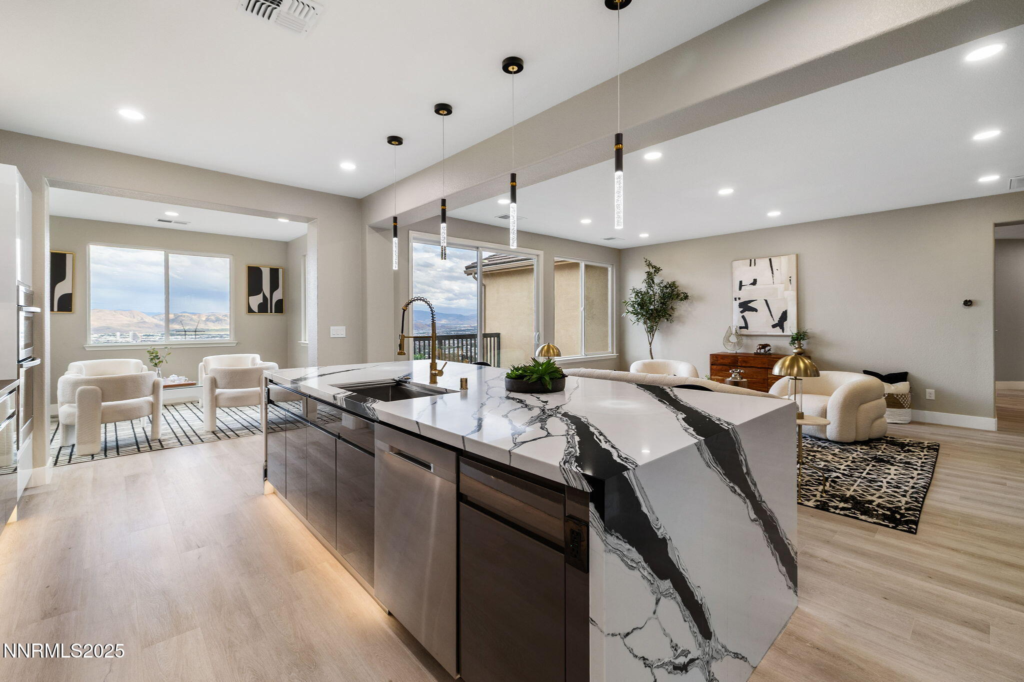 22-web-or-mls-1120 University Park-16